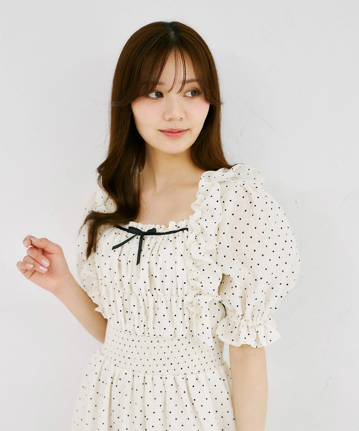 トッコクローゼット tocco closet リボン＆フリル付きウエストシャーリングドットワンピース ホワイト