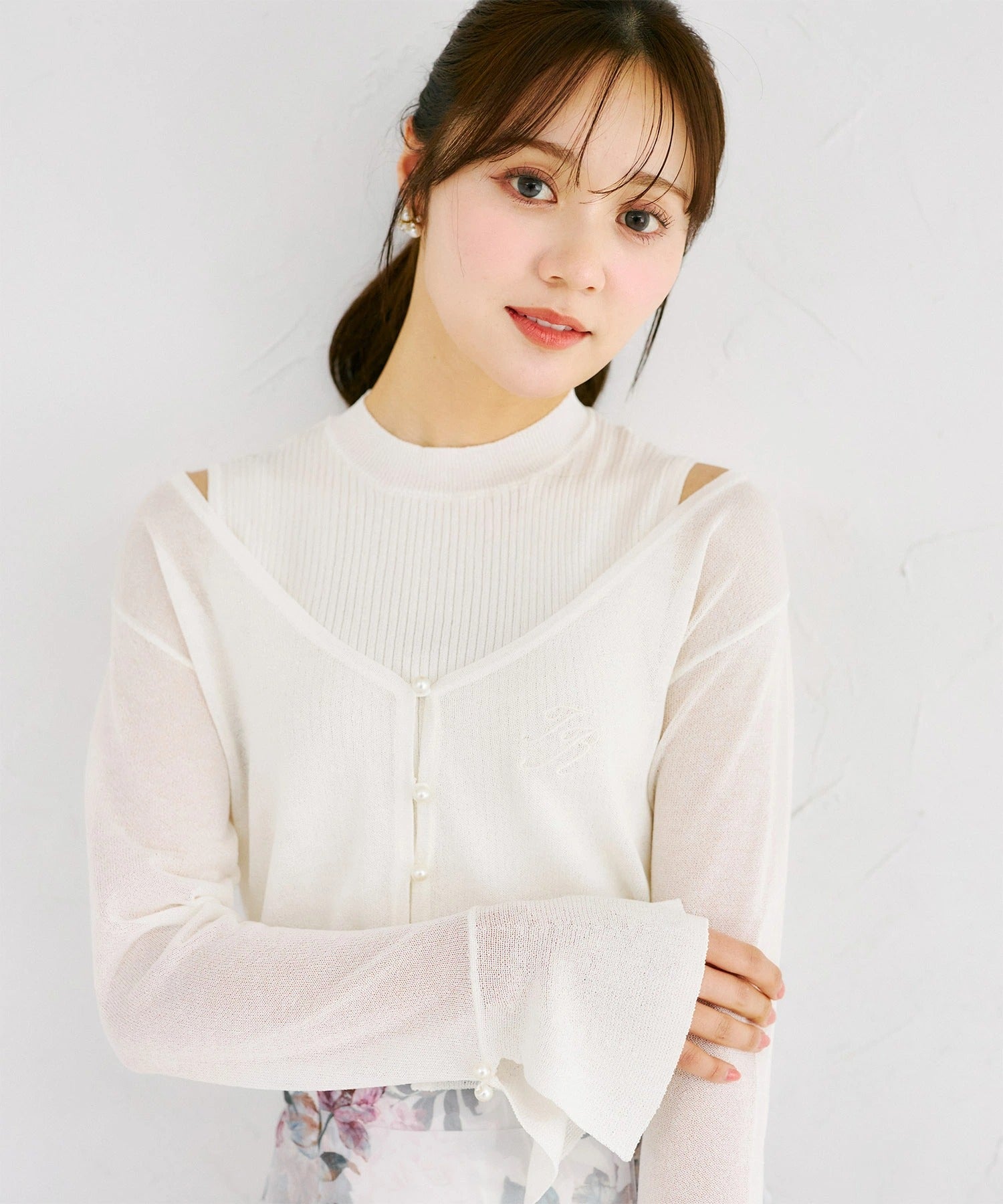トッコクローゼット tocco closet リブニットトップス×刺繍入りパール釦シアーニットカーディガンのアンサンブル ホワイト