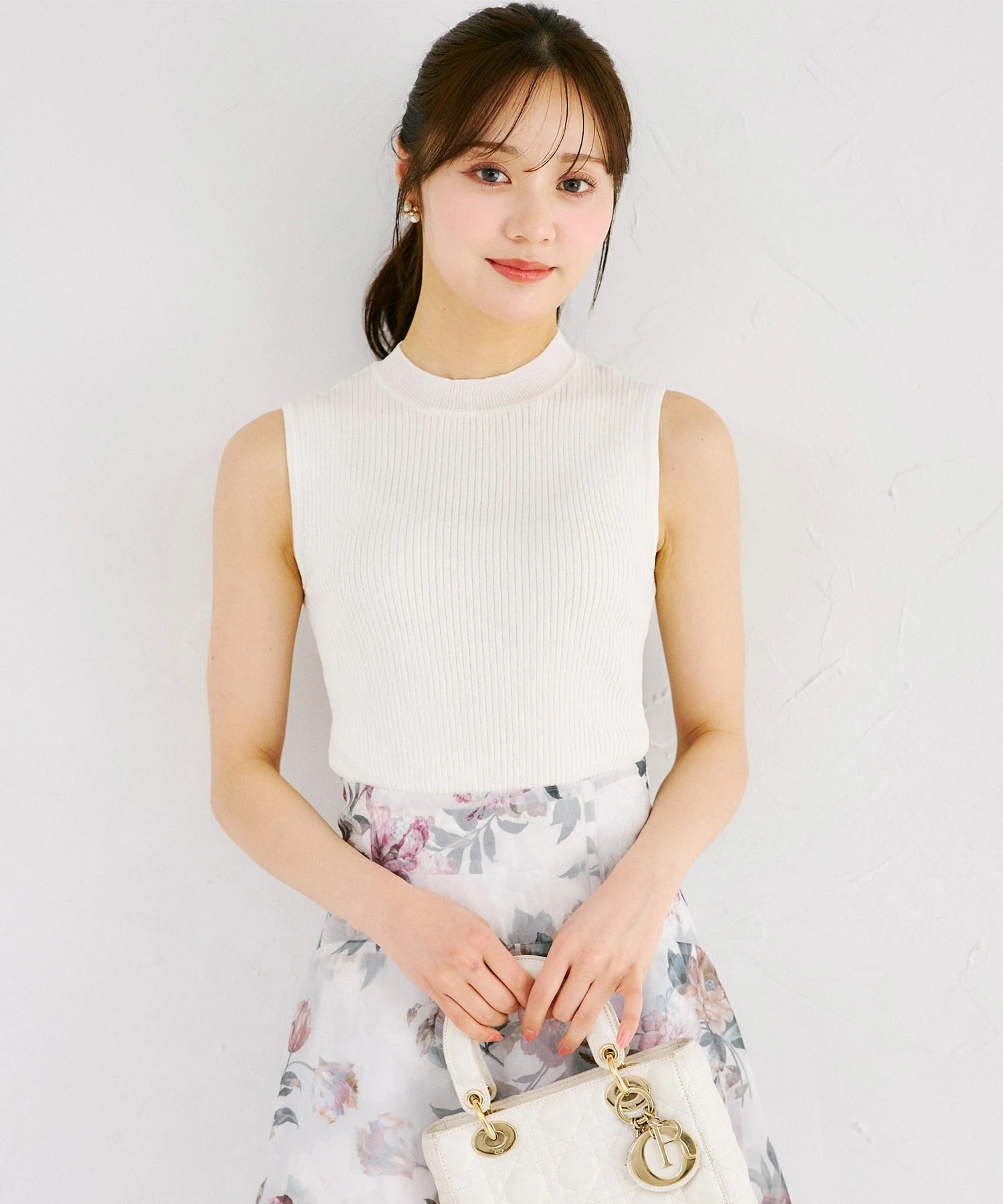 トッコクローゼット tocco closet リブニットトップス×刺繍入りパール釦シアーニットカーディガンのアンサンブル ホワイト