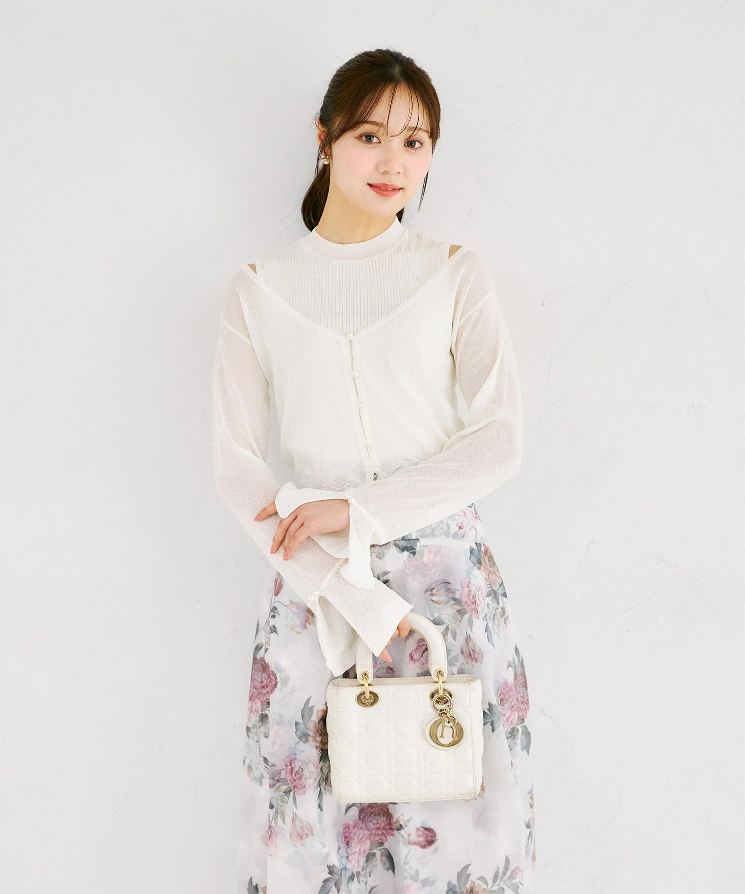 トッコクローゼット tocco closet リブニットトップス×刺繍入りパール釦シアーニットカーディガンのアンサンブル ホワイト