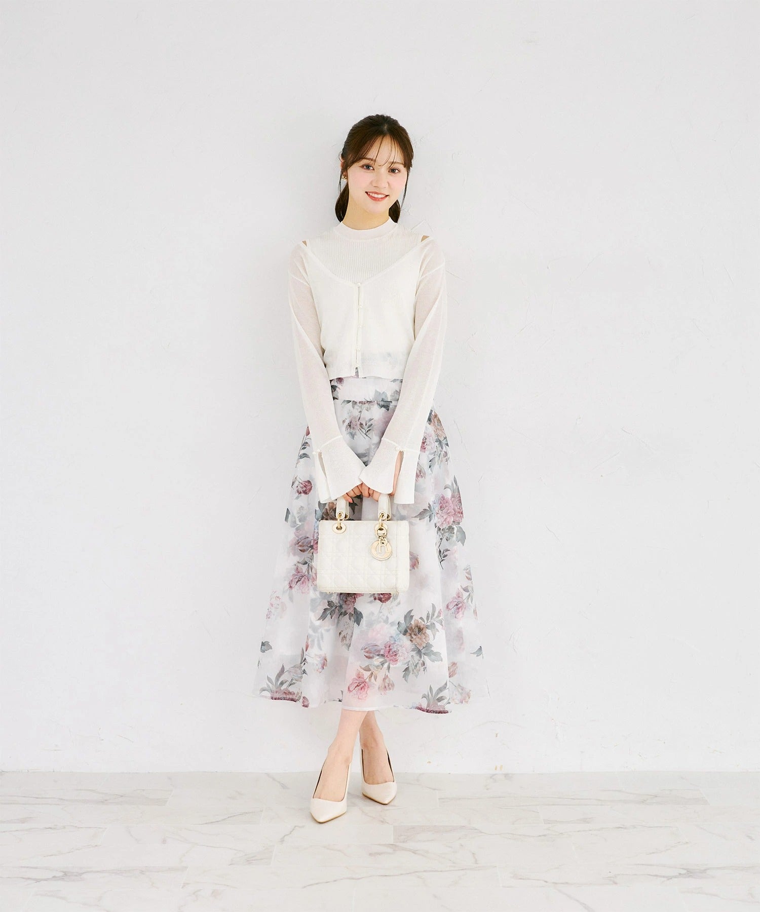 トッコクローゼット tocco closet リブニットトップス×刺繍入りパール釦シアーニットカーディガンのアンサンブル ホワイト