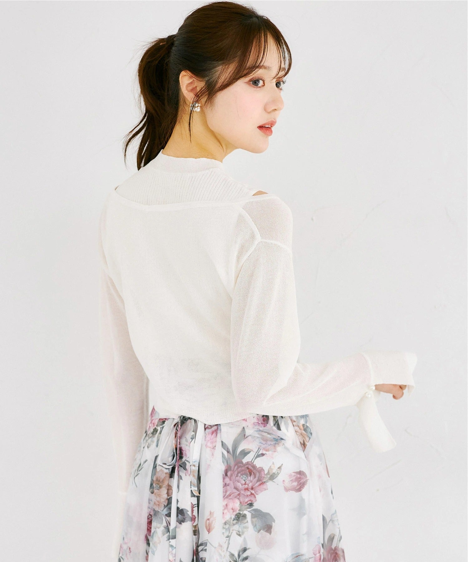 トッコクローゼット tocco closet リブニットトップス×刺繍入りパール釦シアーニットカーディガンのアンサンブル ホワイト