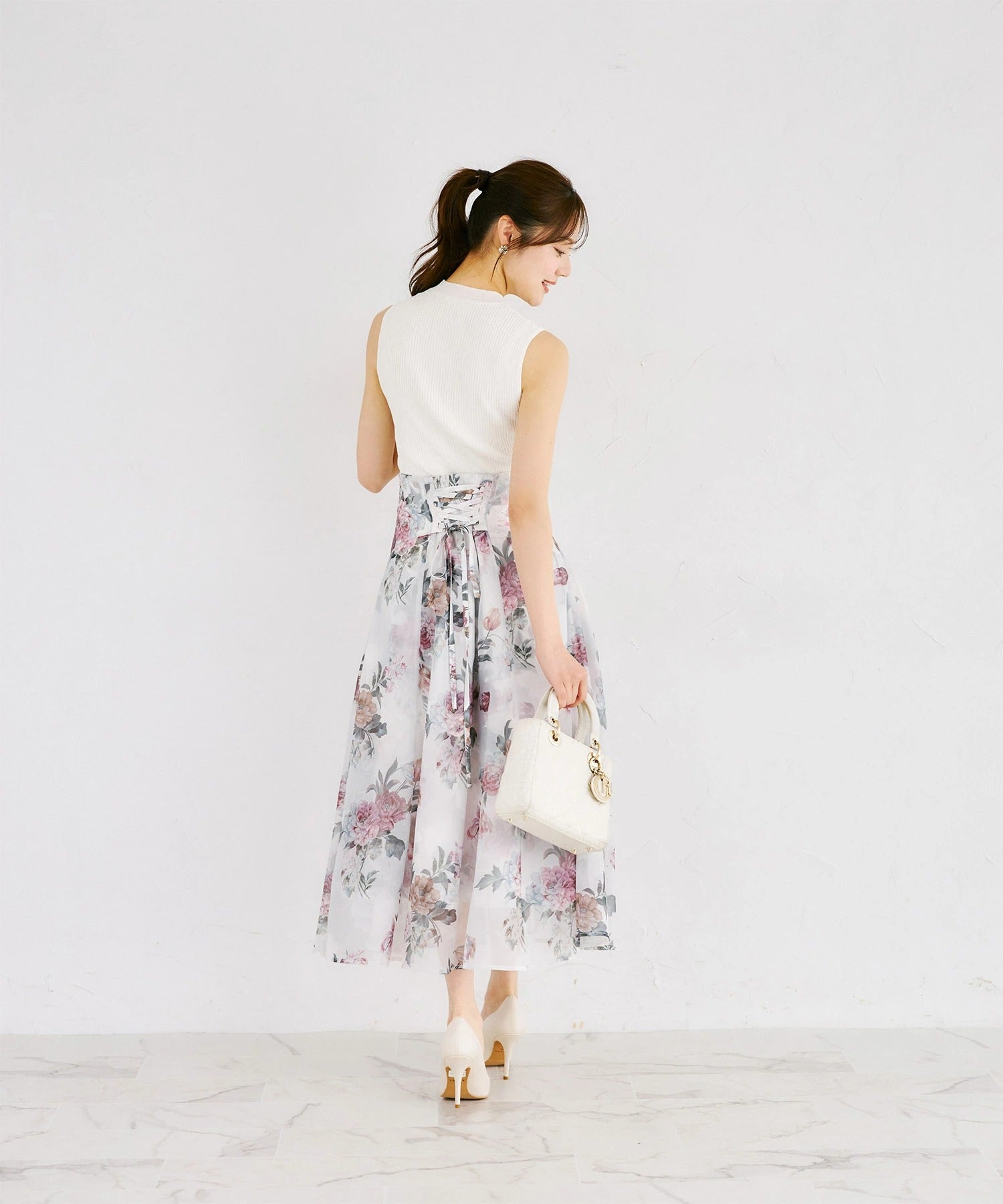 トッコクローゼット tocco closet リブニットトップス×刺繍入りパール釦シアーニットカーディガンのアンサンブル ホワイト