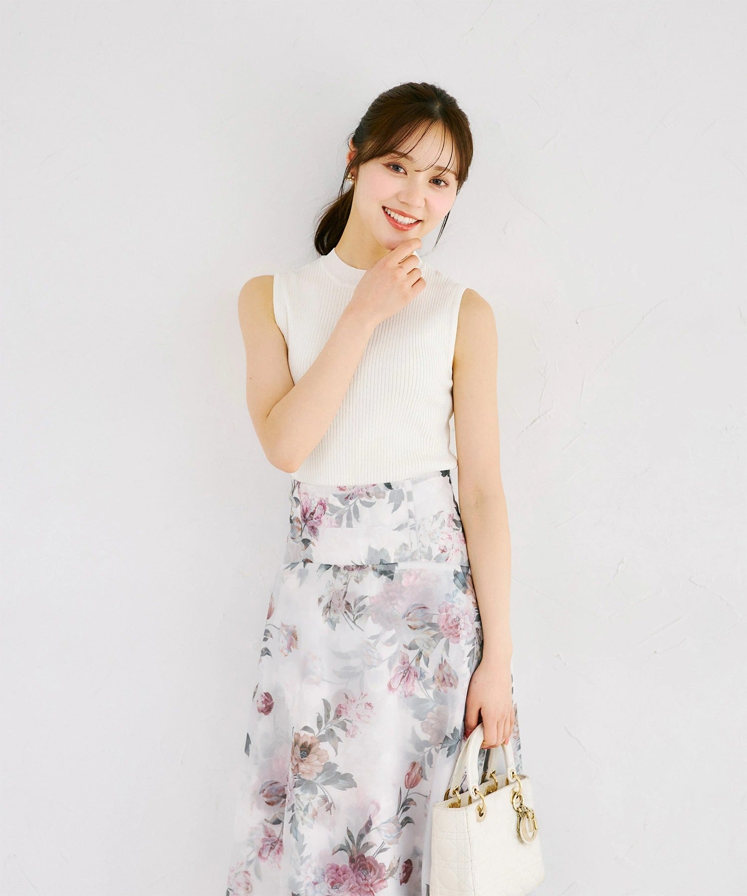 トッコクローゼット tocco closet リブニットトップス×刺繍入りパール釦シアーニットカーディガンのアンサンブル ホワイト