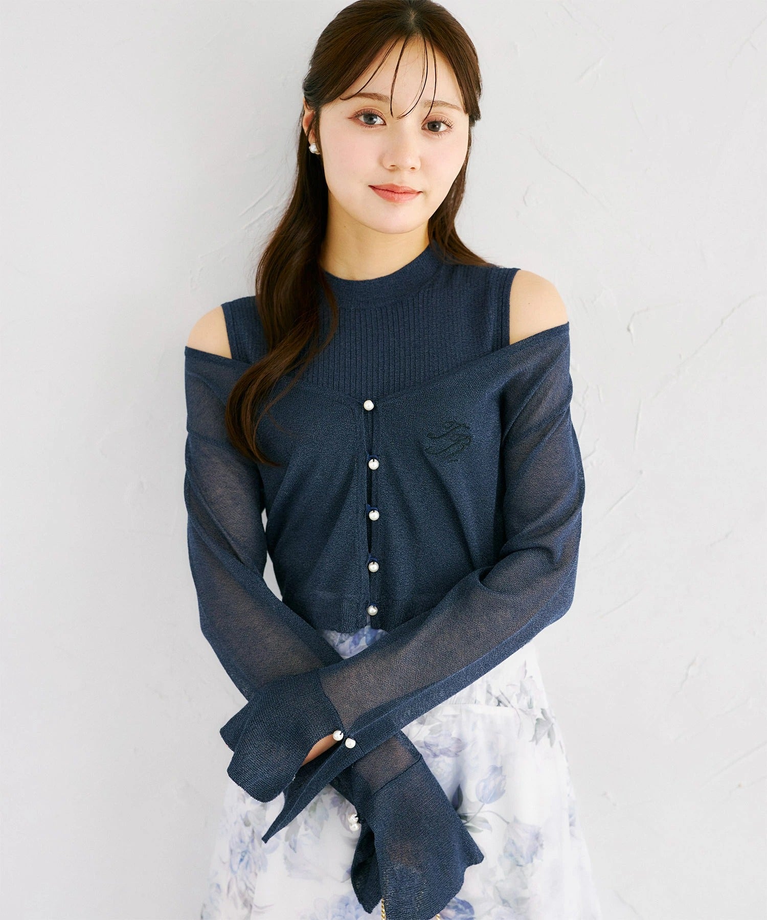 トッコクローゼット tocco closet リブニットトップス×刺繍入りパール釦シアーニットカーディガンのアンサンブル ネイビー