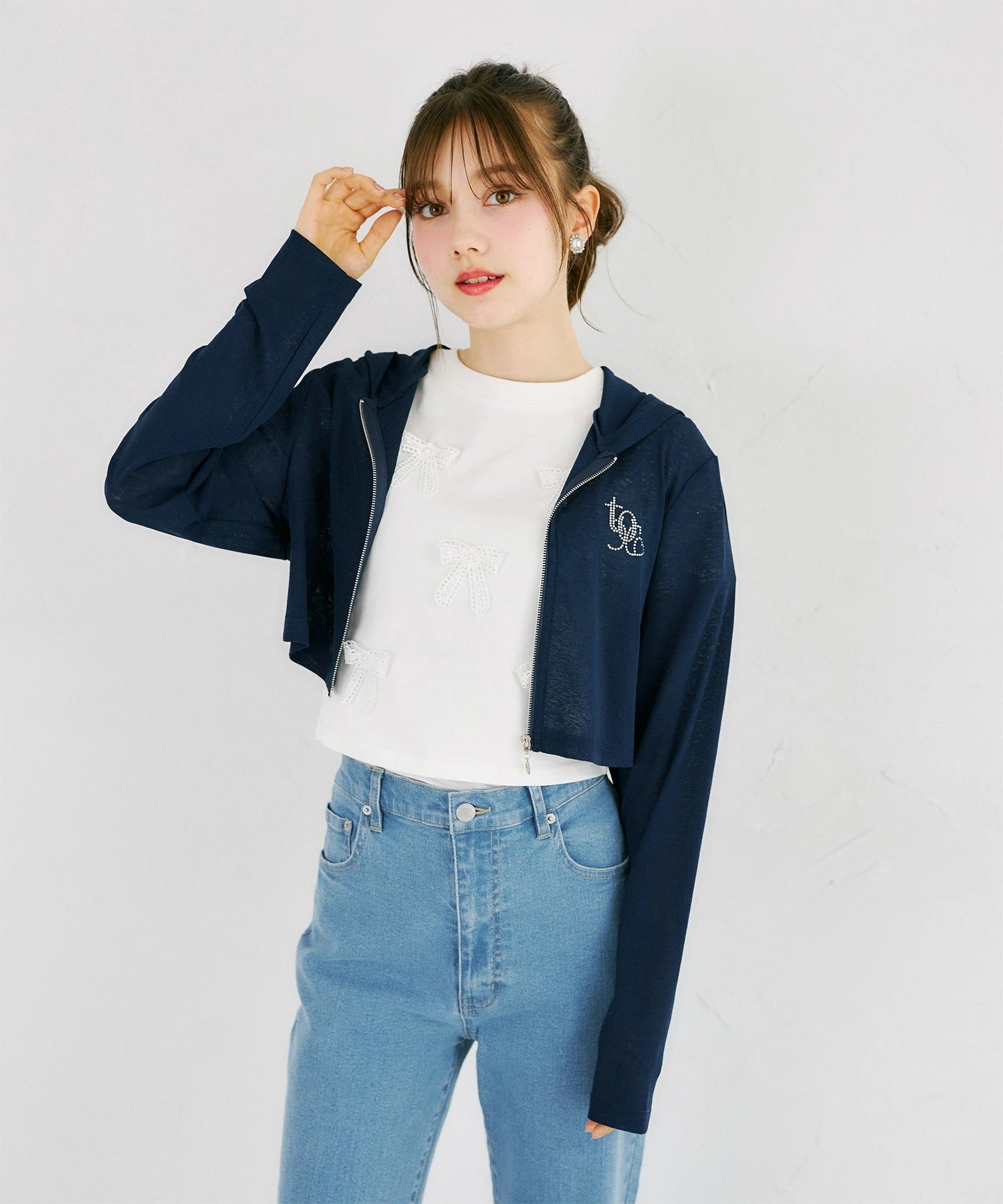 トッコクローゼット tocco closet ホットフィックスビジューロゴ入り梨地シアーショート丈パーカー ネイビー