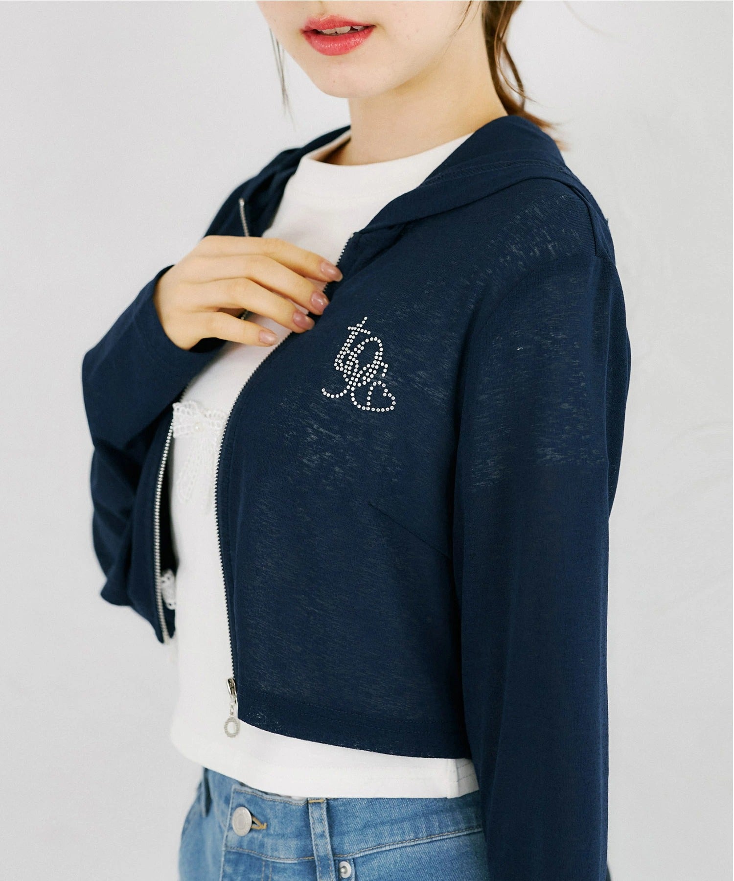 トッコクローゼット tocco closet ホットフィックスビジューロゴ入り梨地シアーショート丈パーカー ネイビー