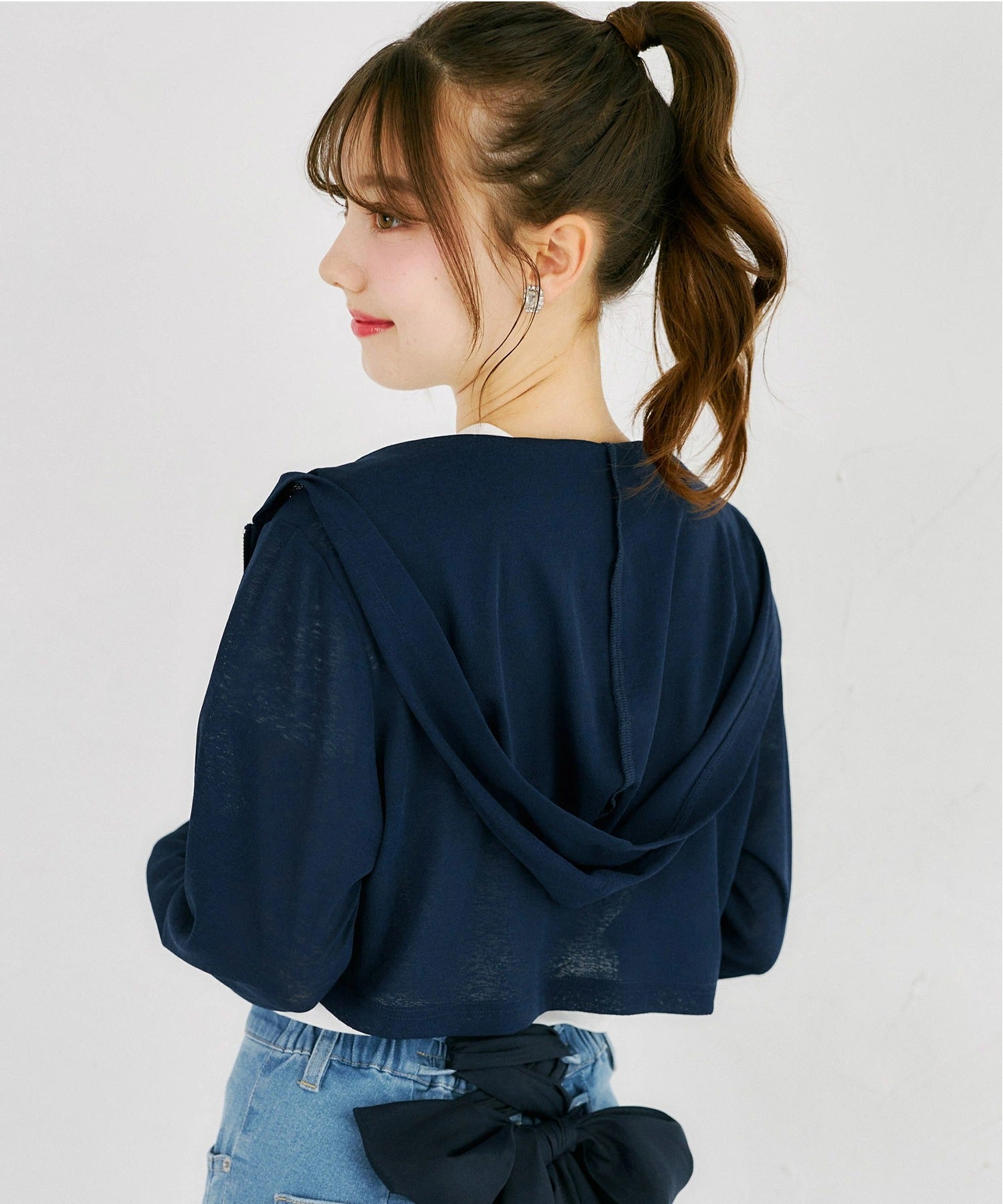 トッコクローゼット tocco closet ホットフィックスビジューロゴ入り梨地シアーショート丈パーカー ネイビー