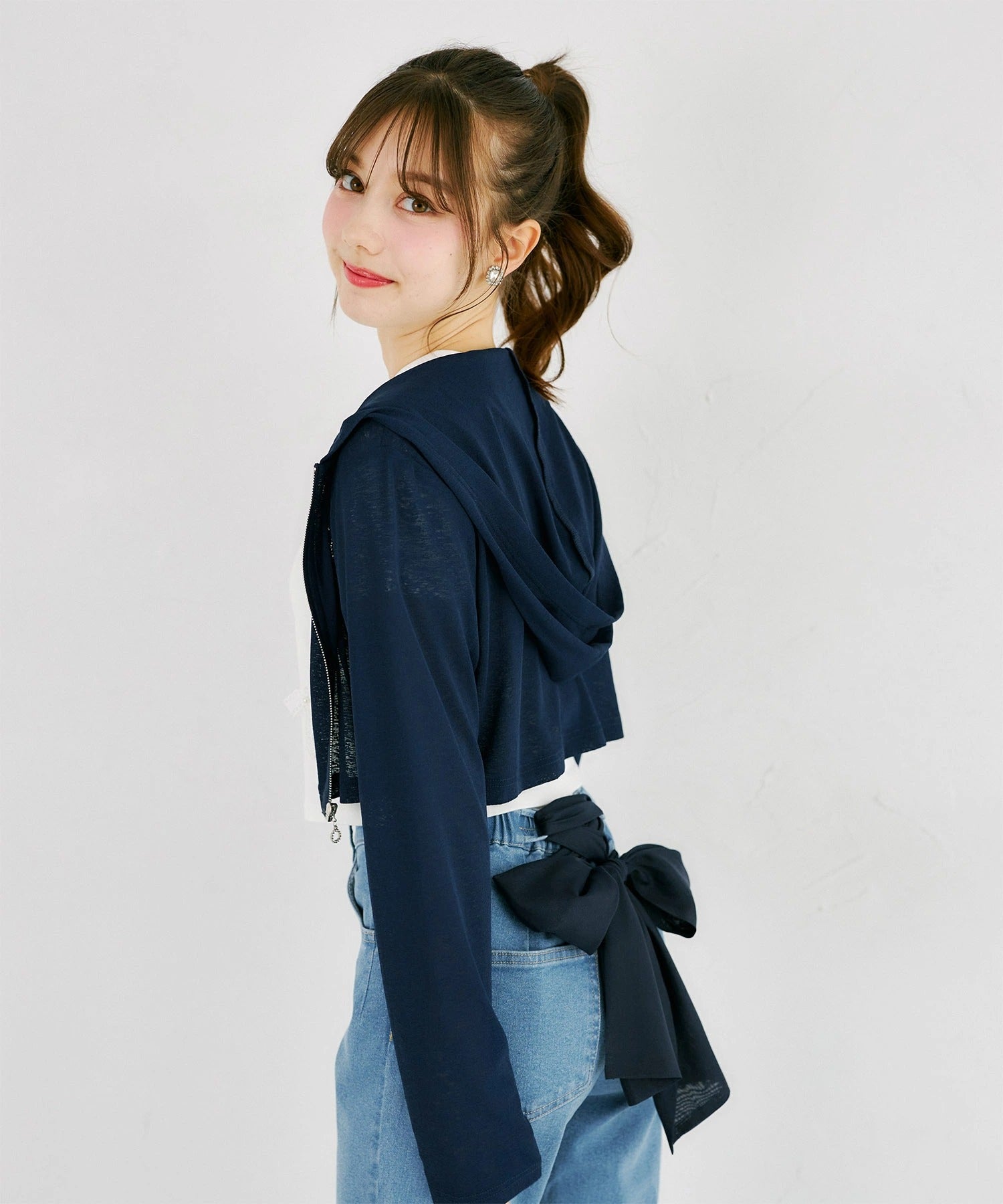 トッコクローゼット tocco closet ホットフィックスビジューロゴ入り梨地シアーショート丈パーカー ネイビー