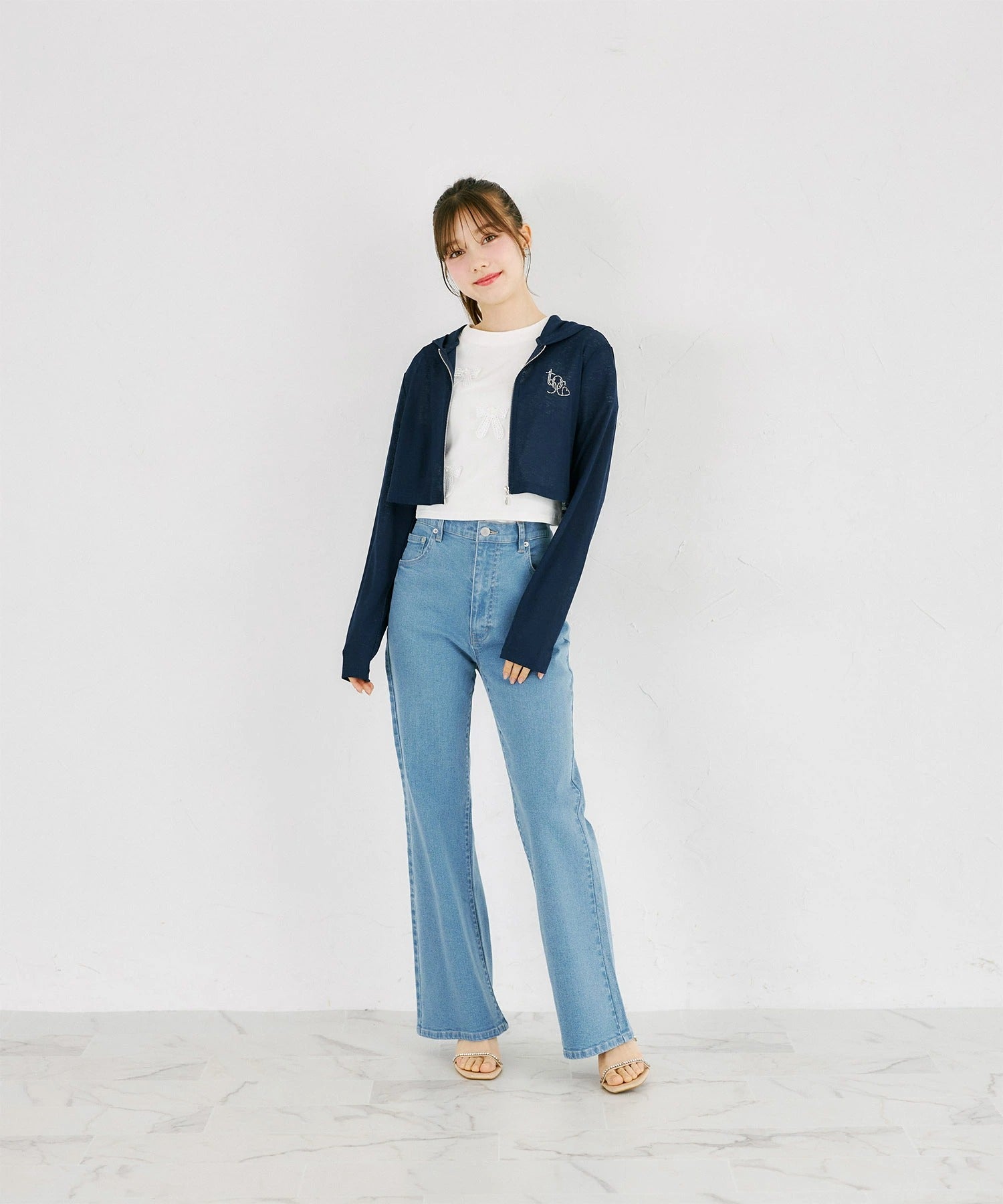 トッコクローゼット tocco closet ホットフィックスビジューロゴ入り梨地シアーショート丈パーカー ネイビー