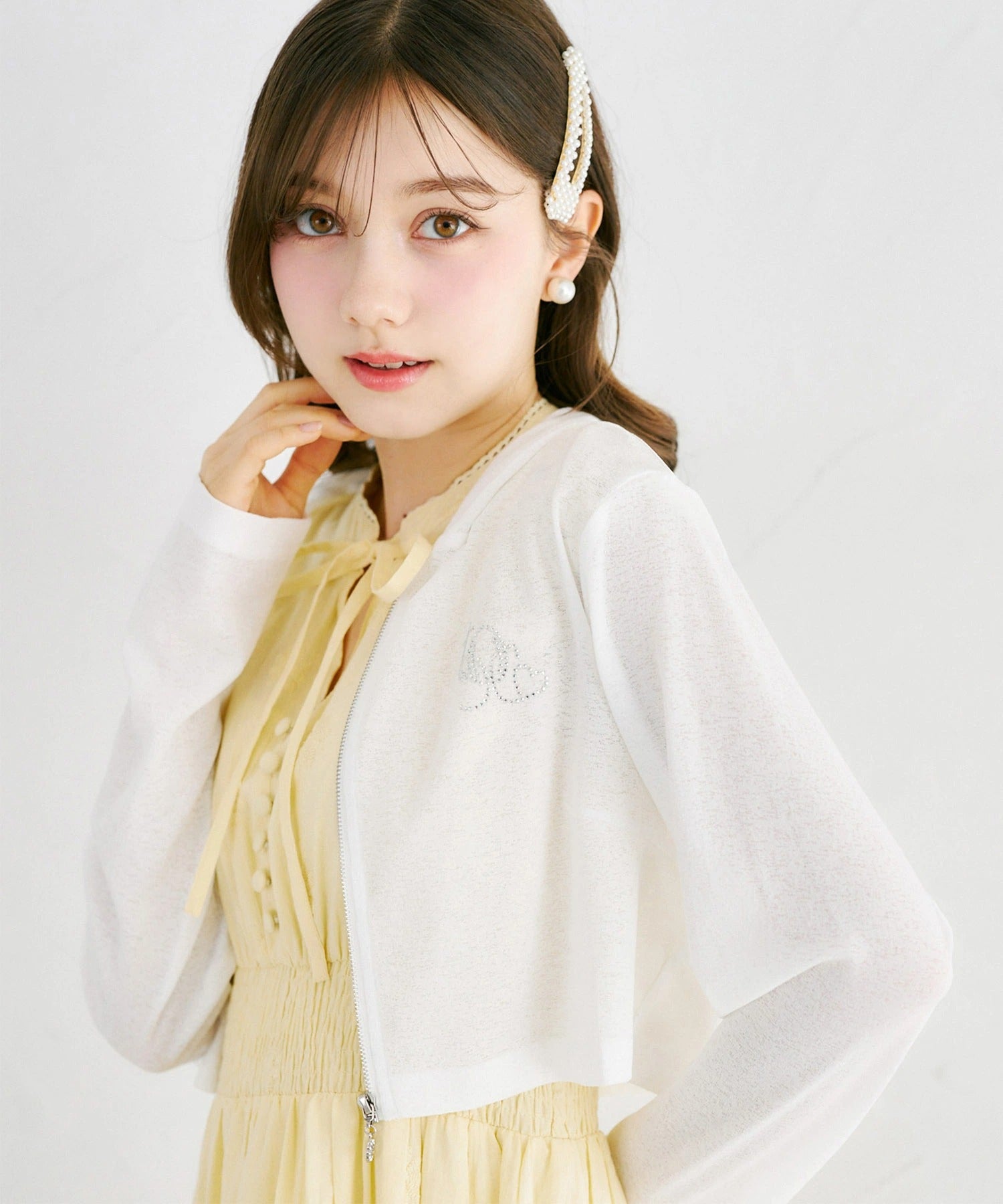 トッコクローゼット tocco closet ホットフィックスビジューロゴ入り梨地シアーショート丈パーカー ホワイト