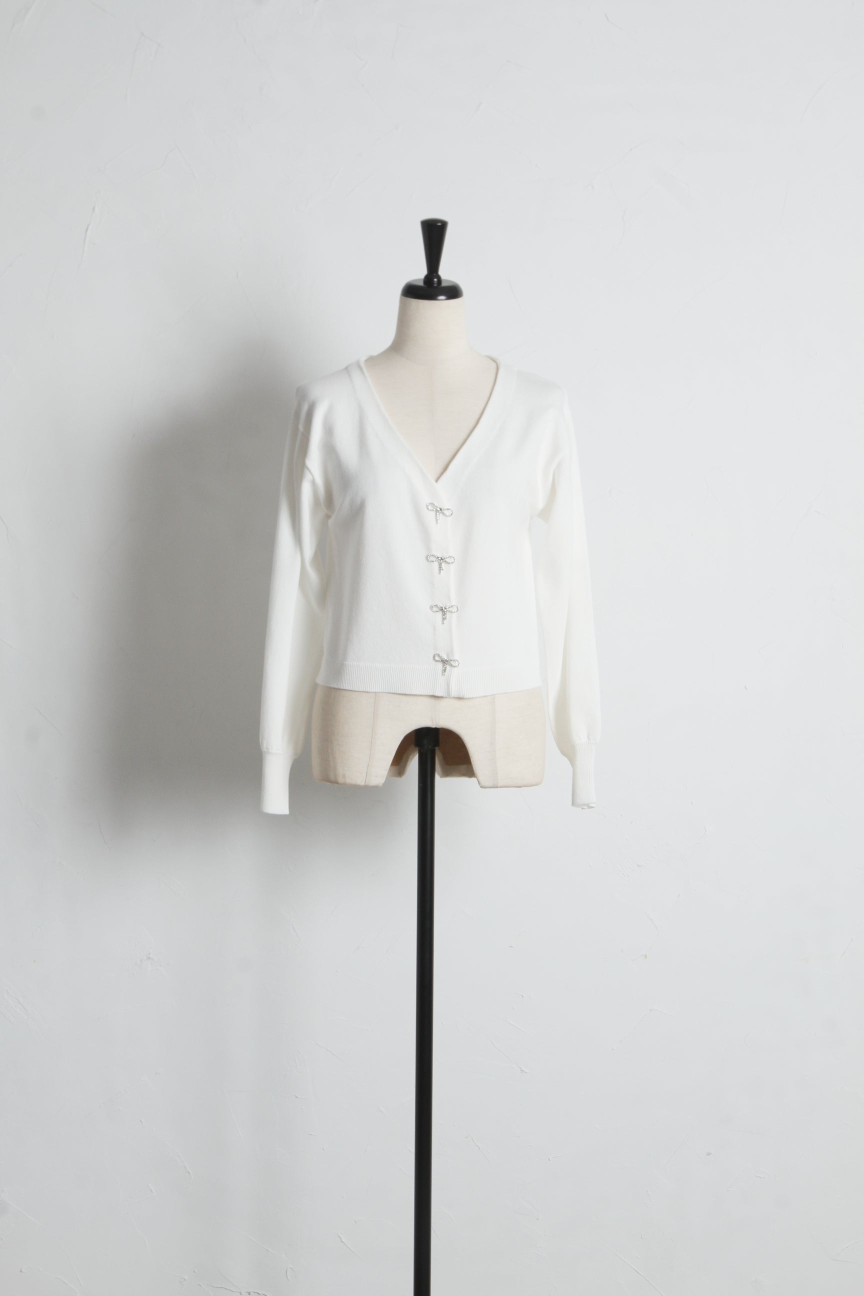 トッコクローゼット tocco closet リボンビジュー釦Vネックニットカーディガン ホワイト