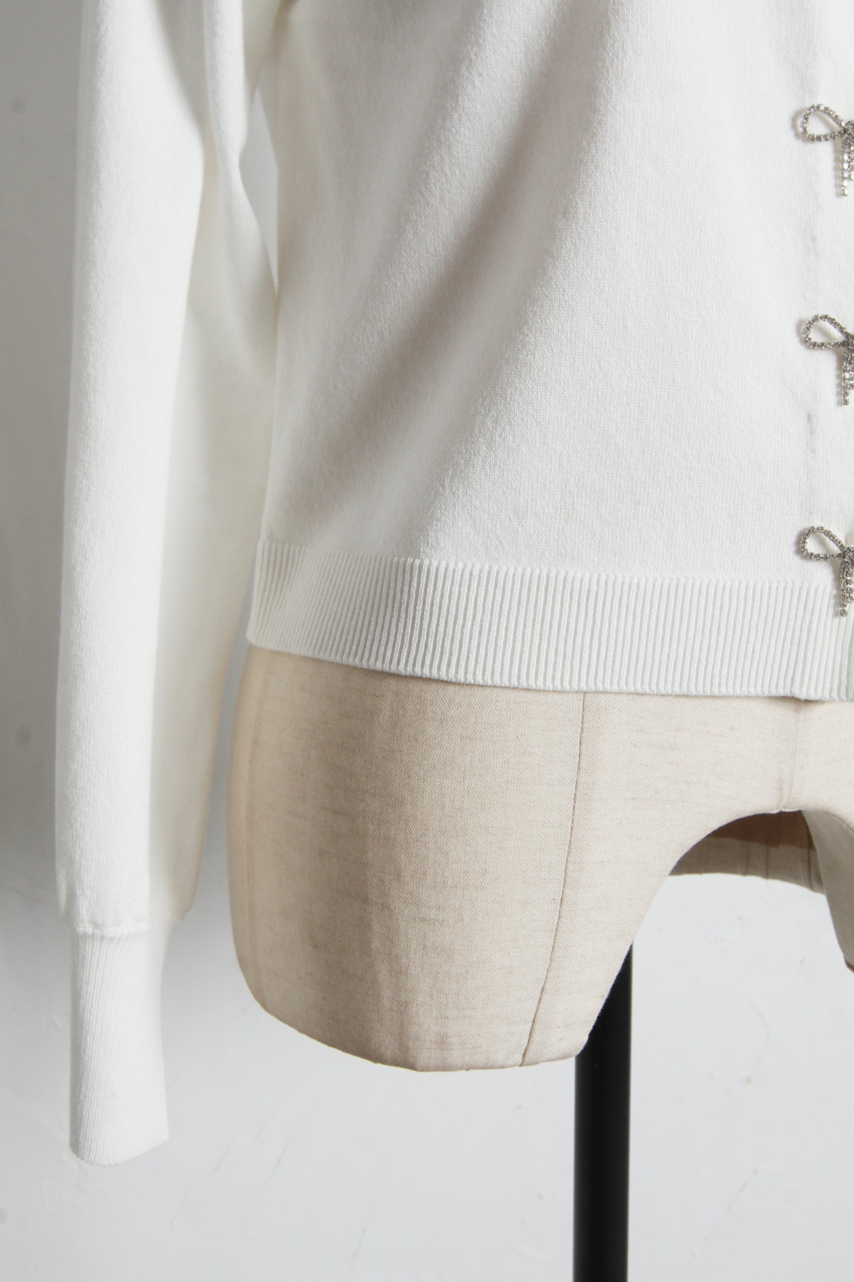 トッコクローゼット tocco closet リボンビジュー釦Vネックニットカーディガン ホワイト