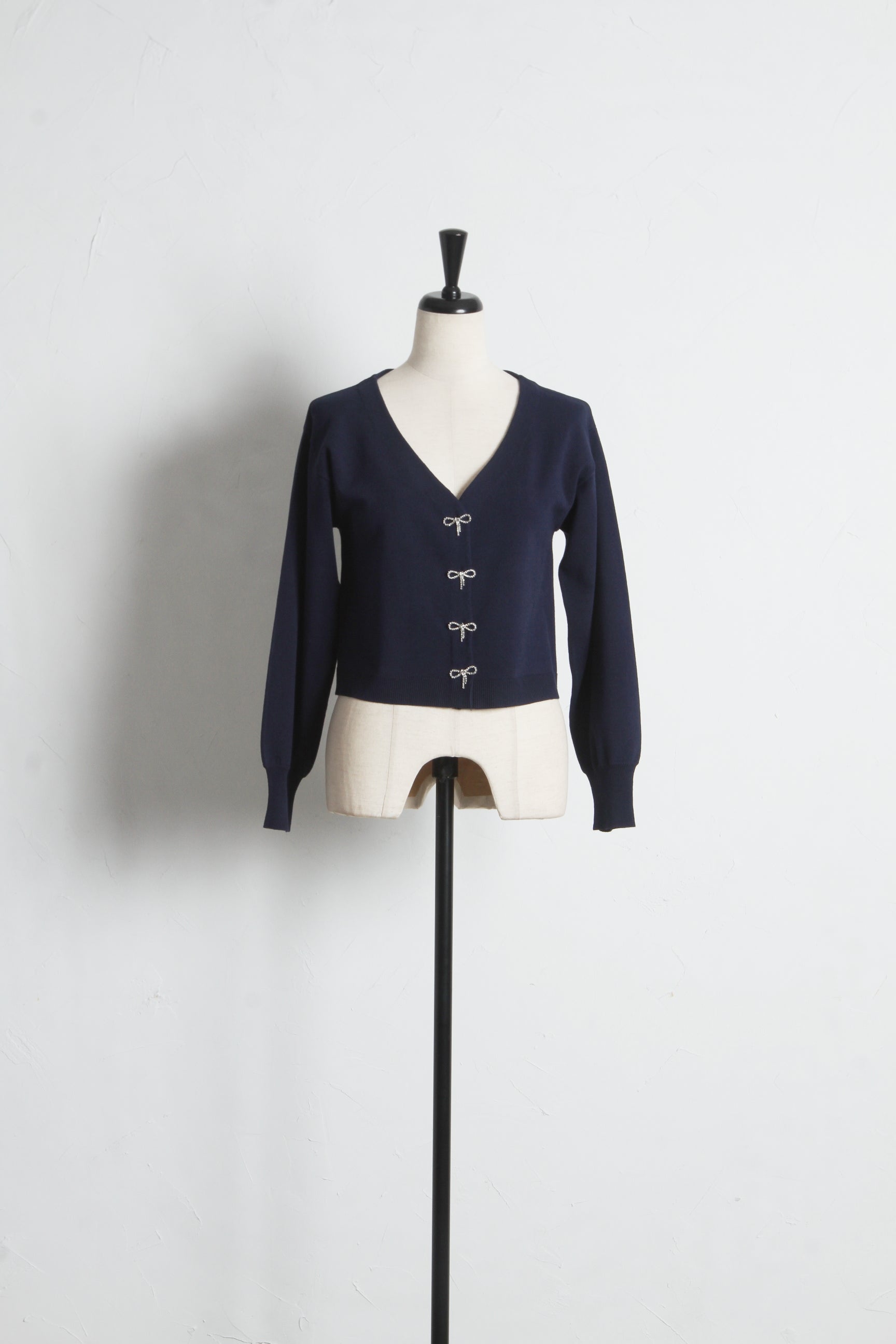 トッコクローゼット tocco closet リボンビジュー釦Vネックニットカーディガン ホワイト