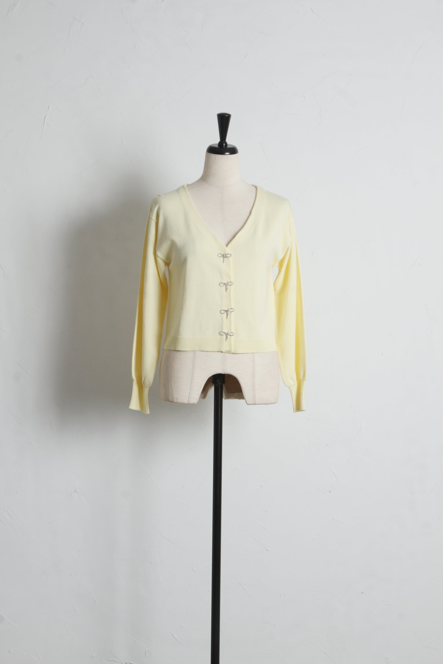 トッコクローゼット tocco closet リボンビジュー釦Vネックニットカーディガン ホワイト