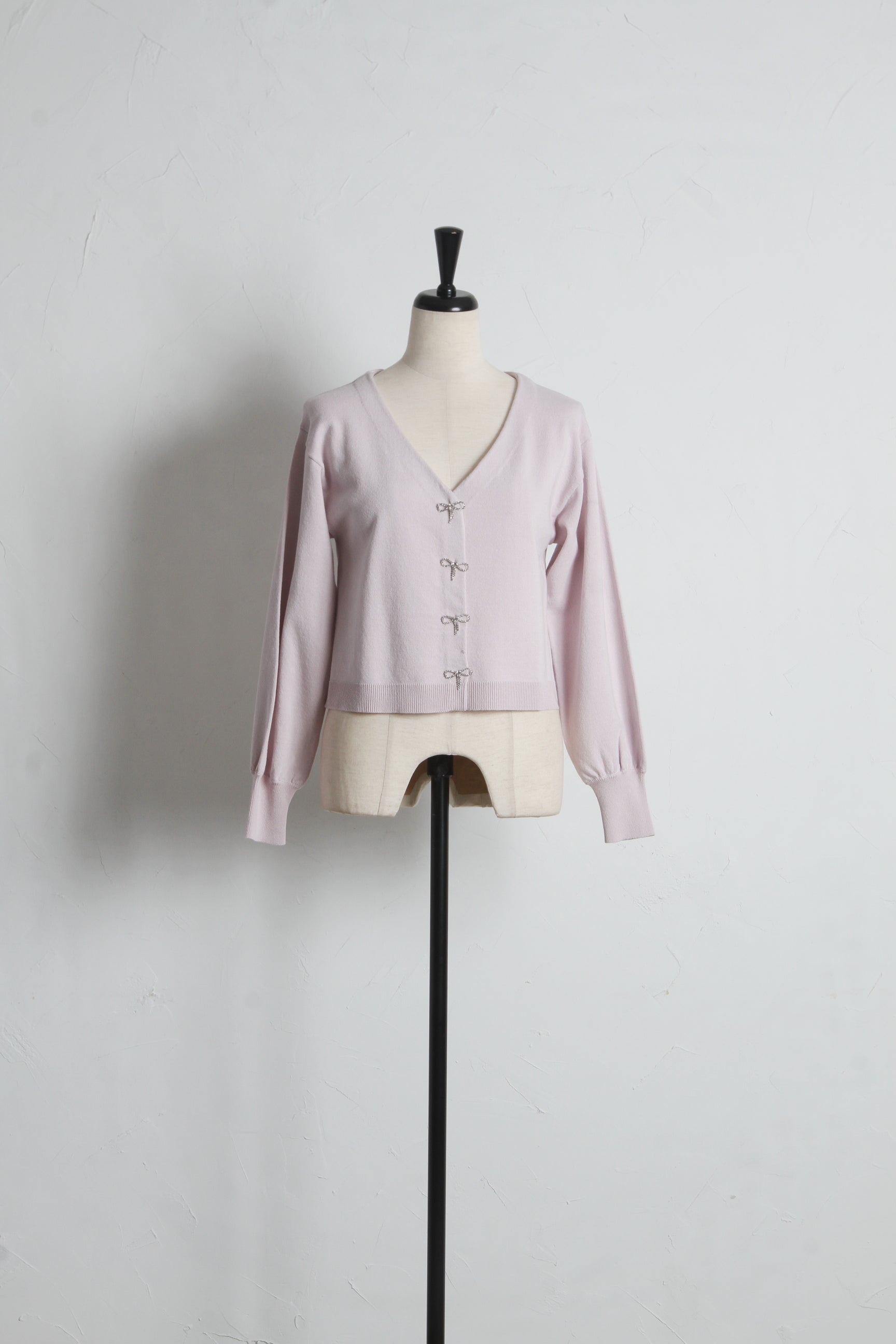 トッコクローゼット tocco closet リボンビジュー釦Vネックニットカーディガン ホワイト