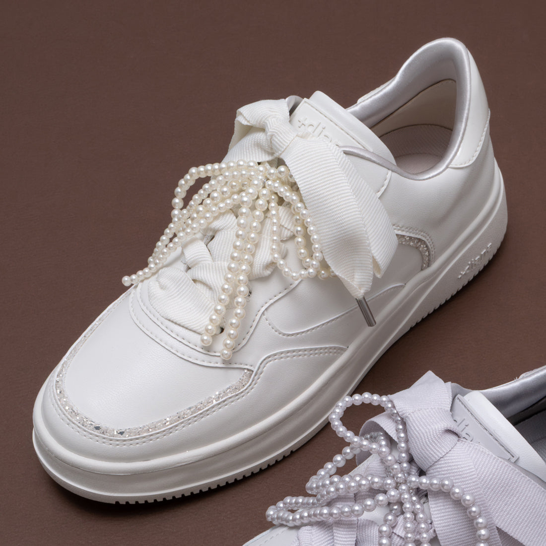 プラスダイアナ ＋diana 【軽量】パールリボン付きコートスニーカー （アイボリー人工スムース） アイボリー人工スムース