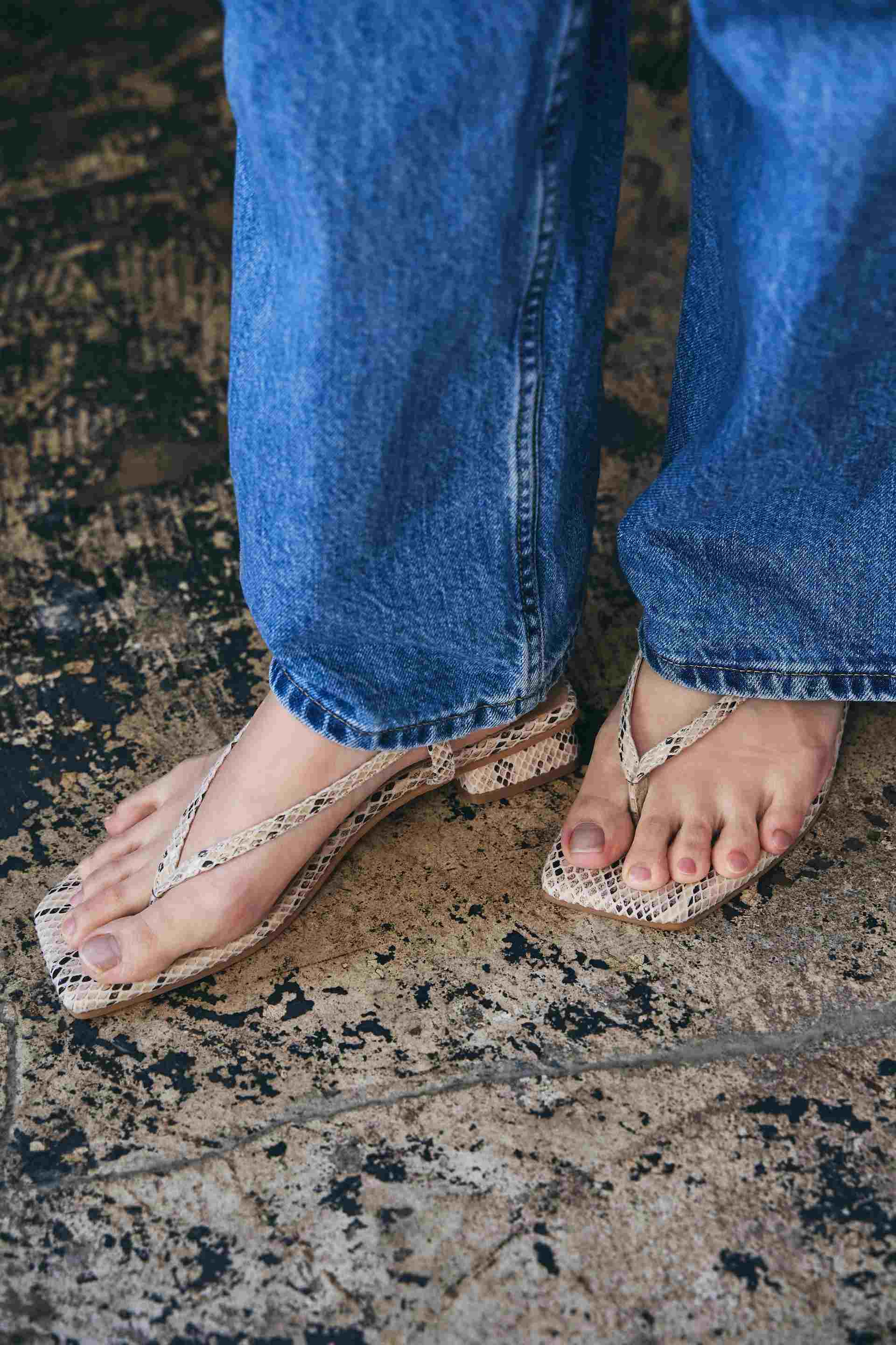 PRECIEUX JOUET Square heel narrow thong sandals