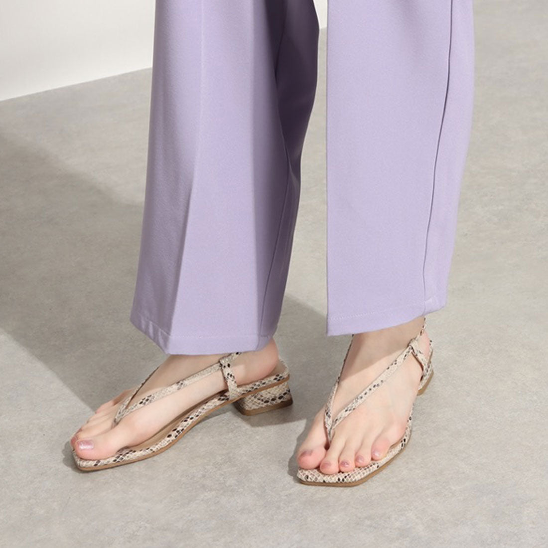 PRECIEUX JOUET Square heel narrow thong sandals