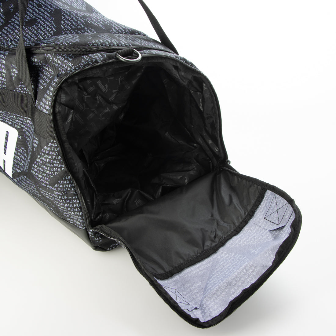 プーマ PUMA チャレンジャー AOP ミディアム プロ バッグパック 58L トレーニングバッグ （ブラック×ロゴ） ブラック×ロゴ