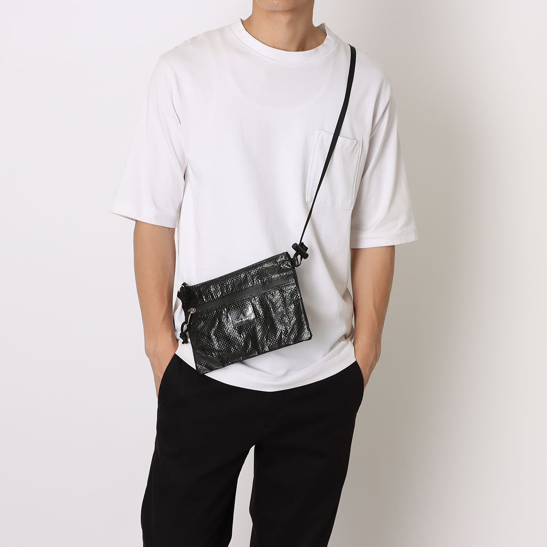 パプポスト PUP-POST ポリエチレンクロス サコッシュ （Black） Black