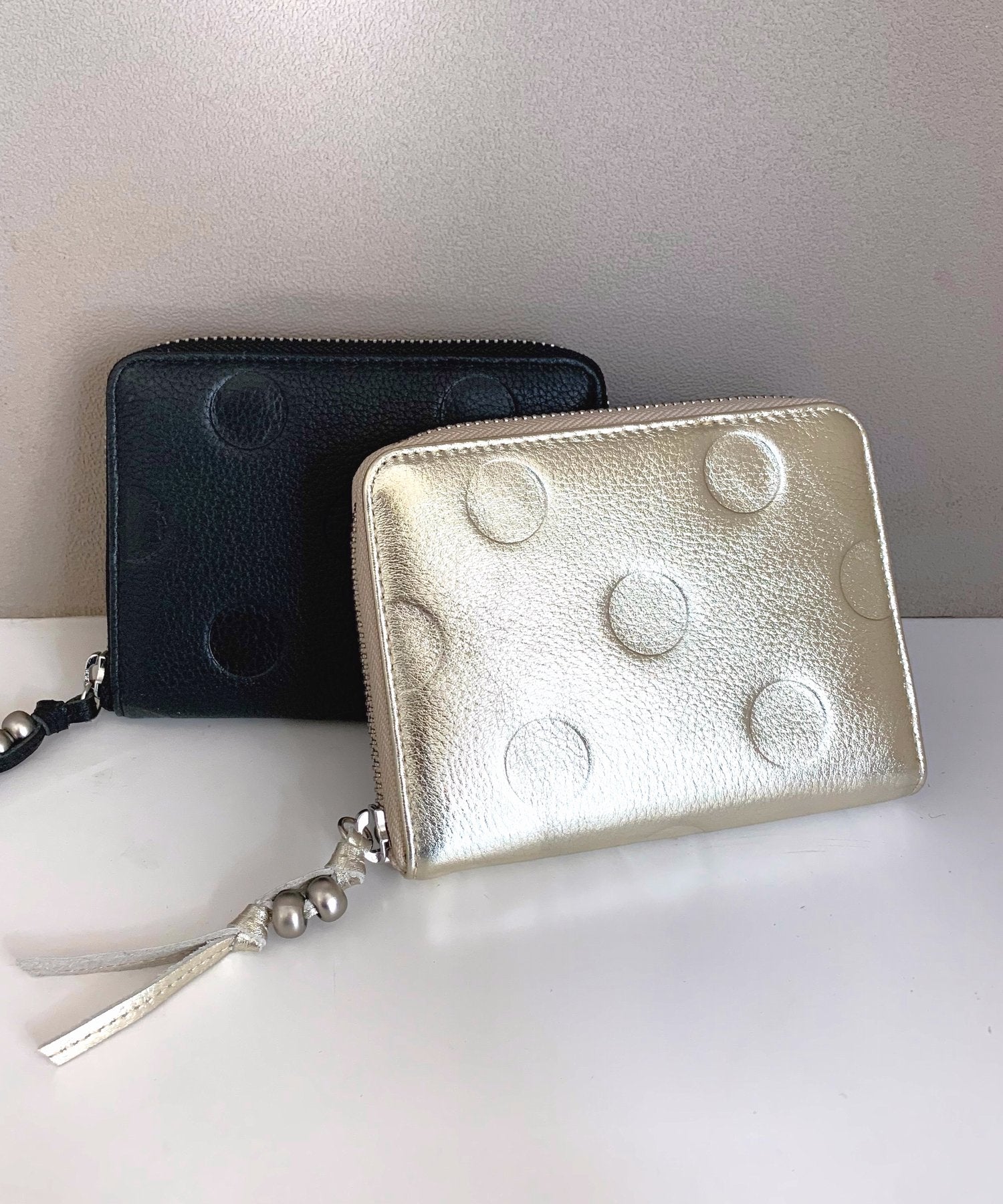 キュー Q ドット型押しラウンドウォレット