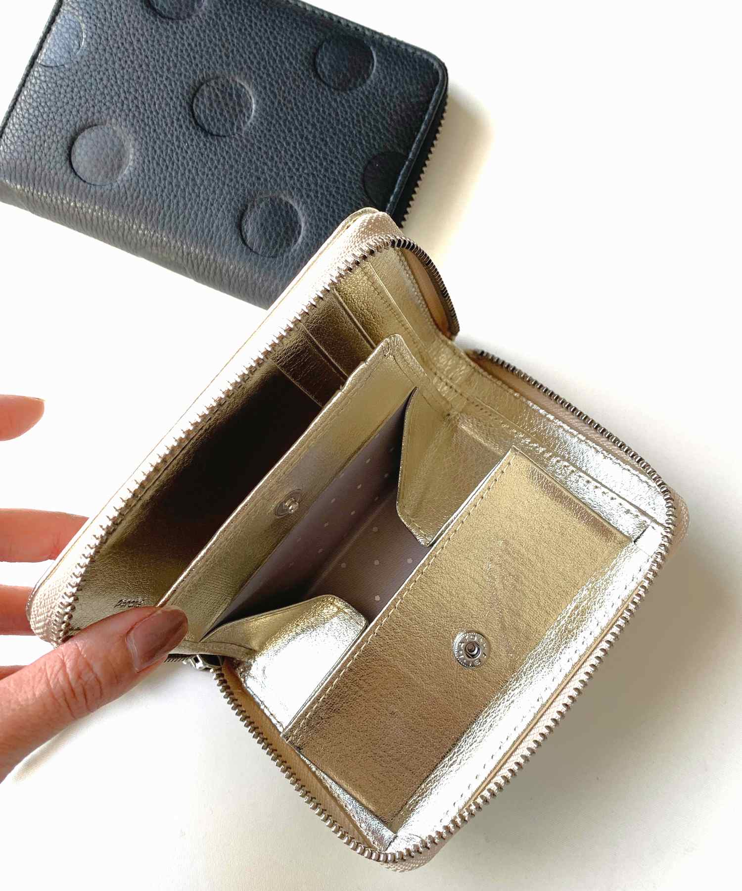 キュー Q ドット型押しラウンドウォレット