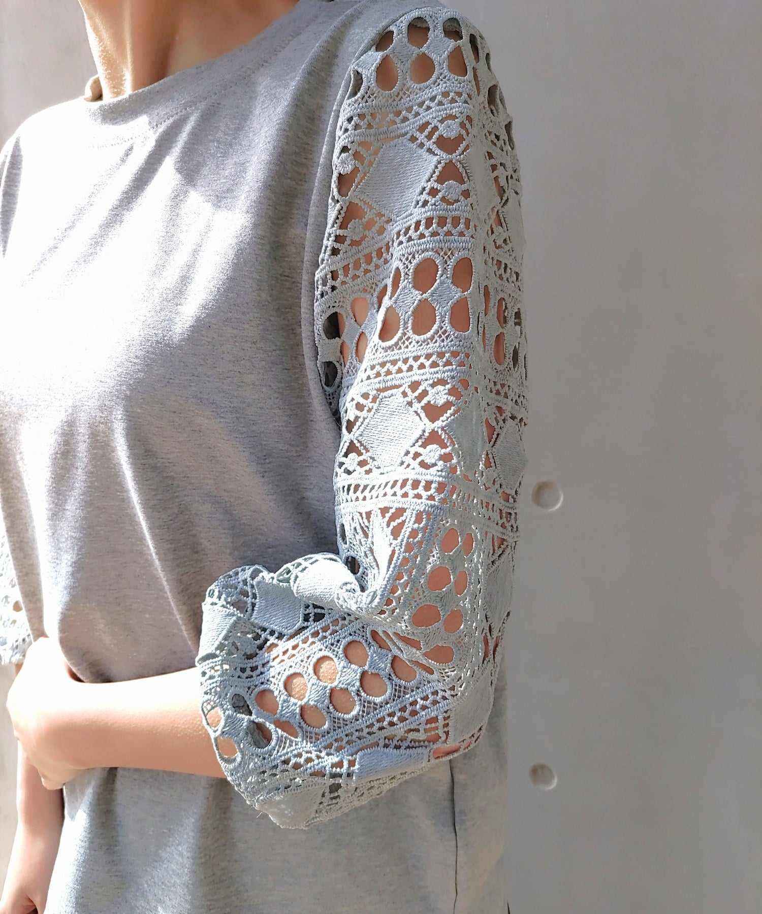 Q Sleeve Lace Pullover