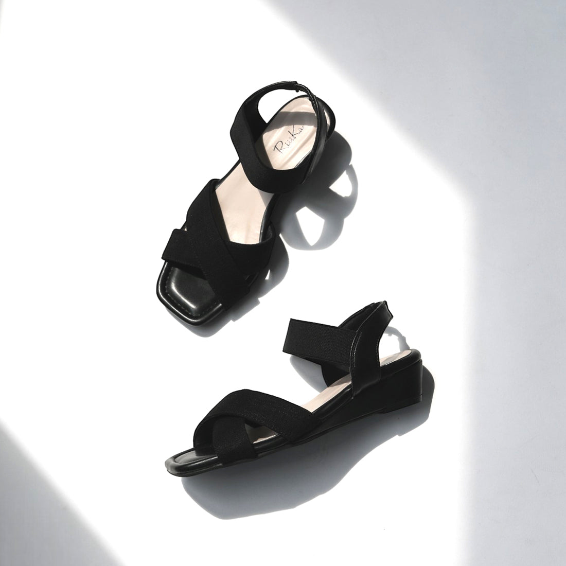 リーカ RiiiKa クロスベルトウエッジサンダル （black） black