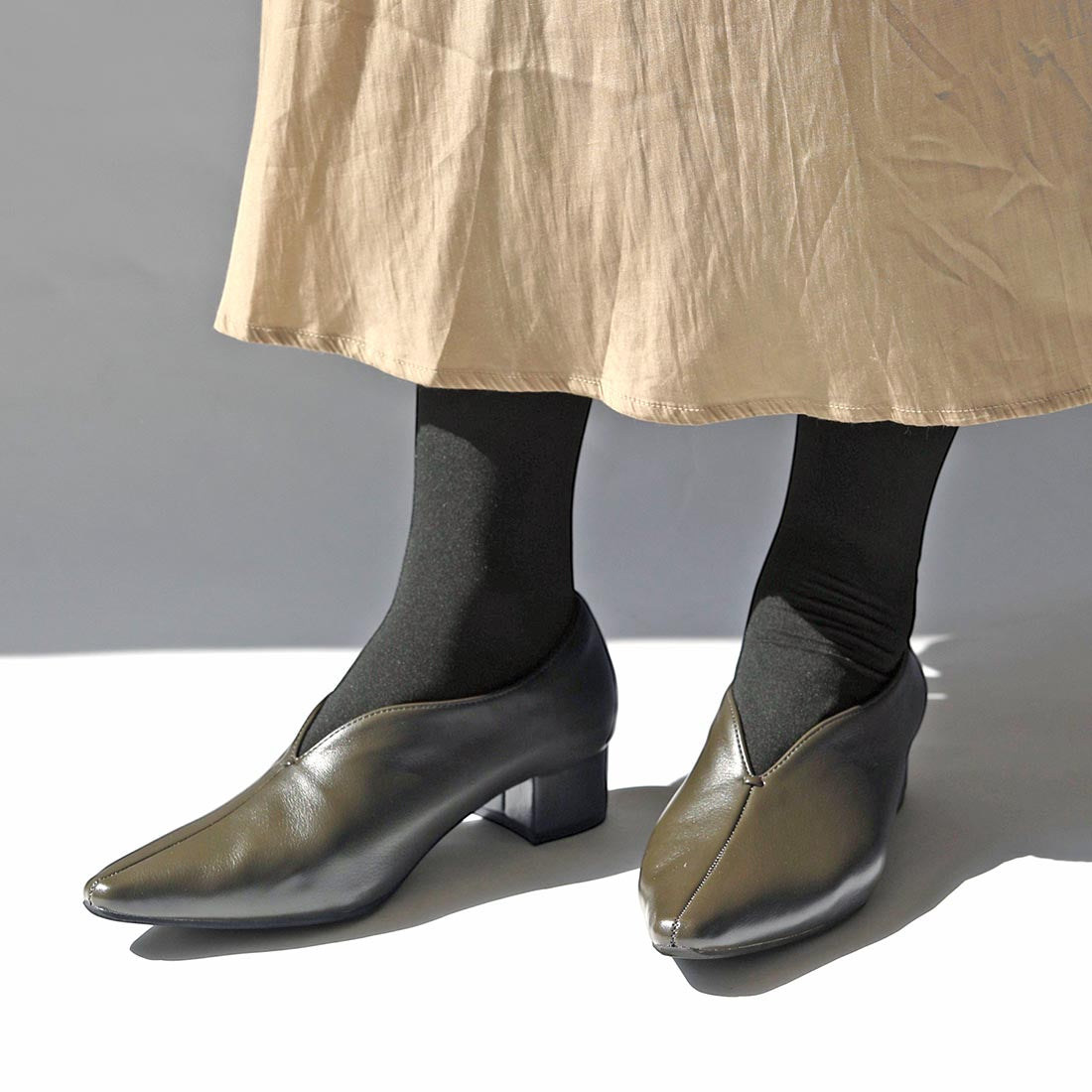 リーカ RiiiKa Vカットスクエアトゥパンプス （khaki） khaki