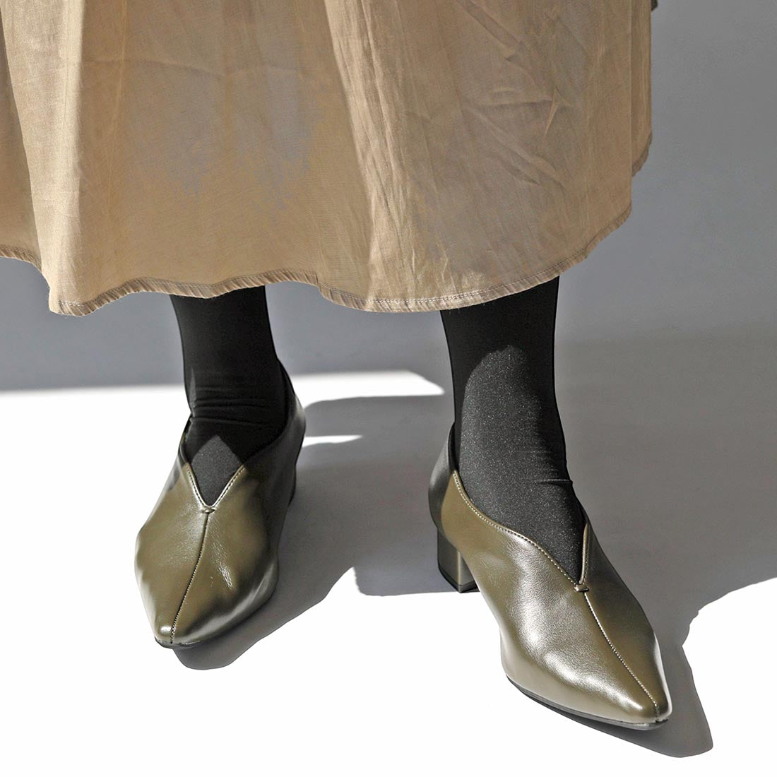リーカ RiiiKa Vカットスクエアトゥパンプス （khaki） khaki