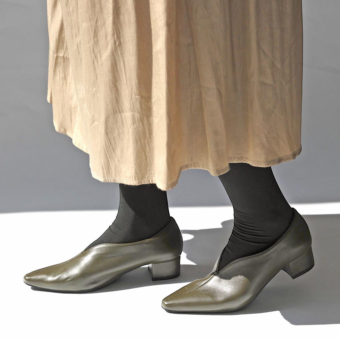 リーカ RiiiKa Vカットスクエアトゥパンプス （khaki） khaki