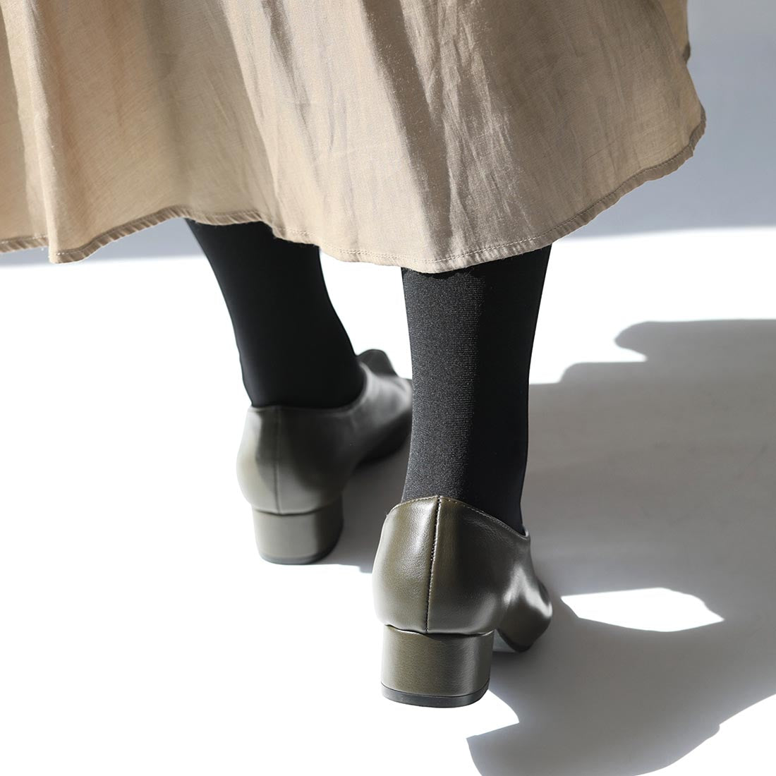 リーカ RiiiKa Vカットスクエアトゥパンプス （khaki） khaki