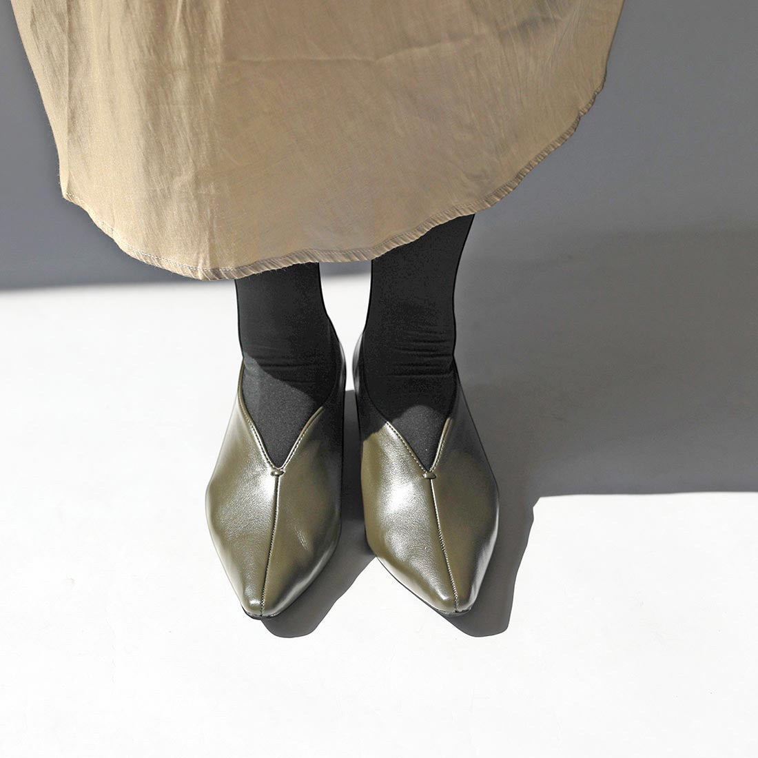 リーカ RiiiKa Vカットスクエアトゥパンプス （khaki） khaki