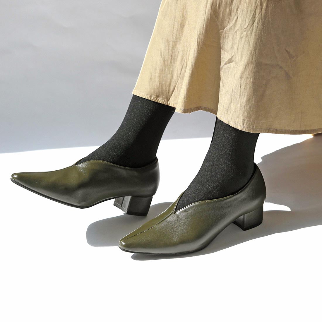 リーカ RiiiKa Vカットスクエアトゥパンプス （khaki） khaki