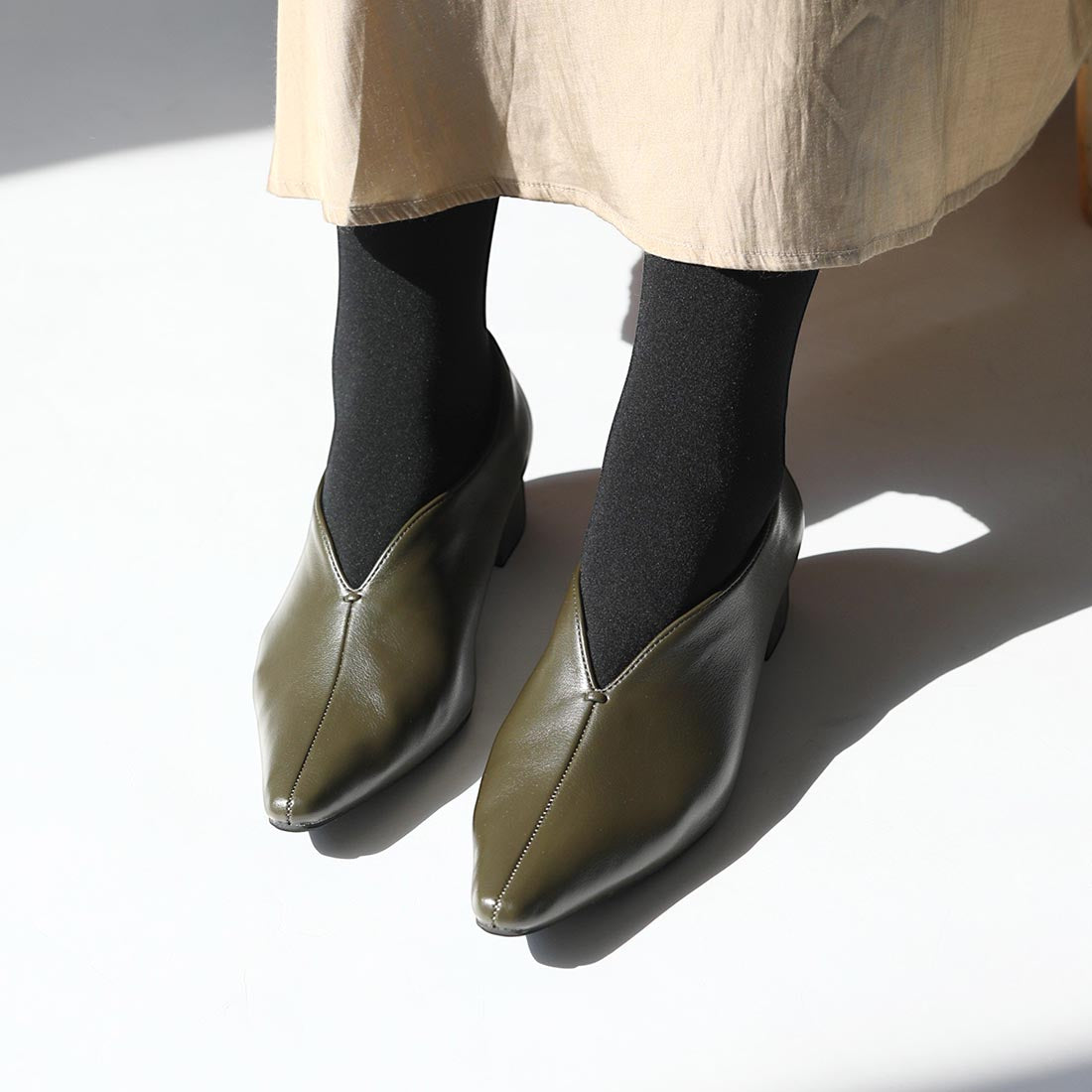 リーカ RiiiKa Vカットスクエアトゥパンプス （khaki） khaki