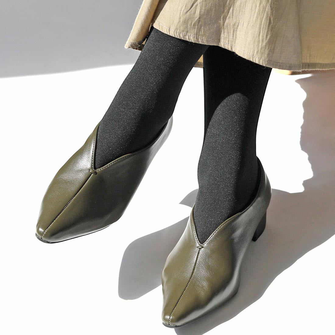 リーカ RiiiKa Vカットスクエアトゥパンプス （khaki） khaki