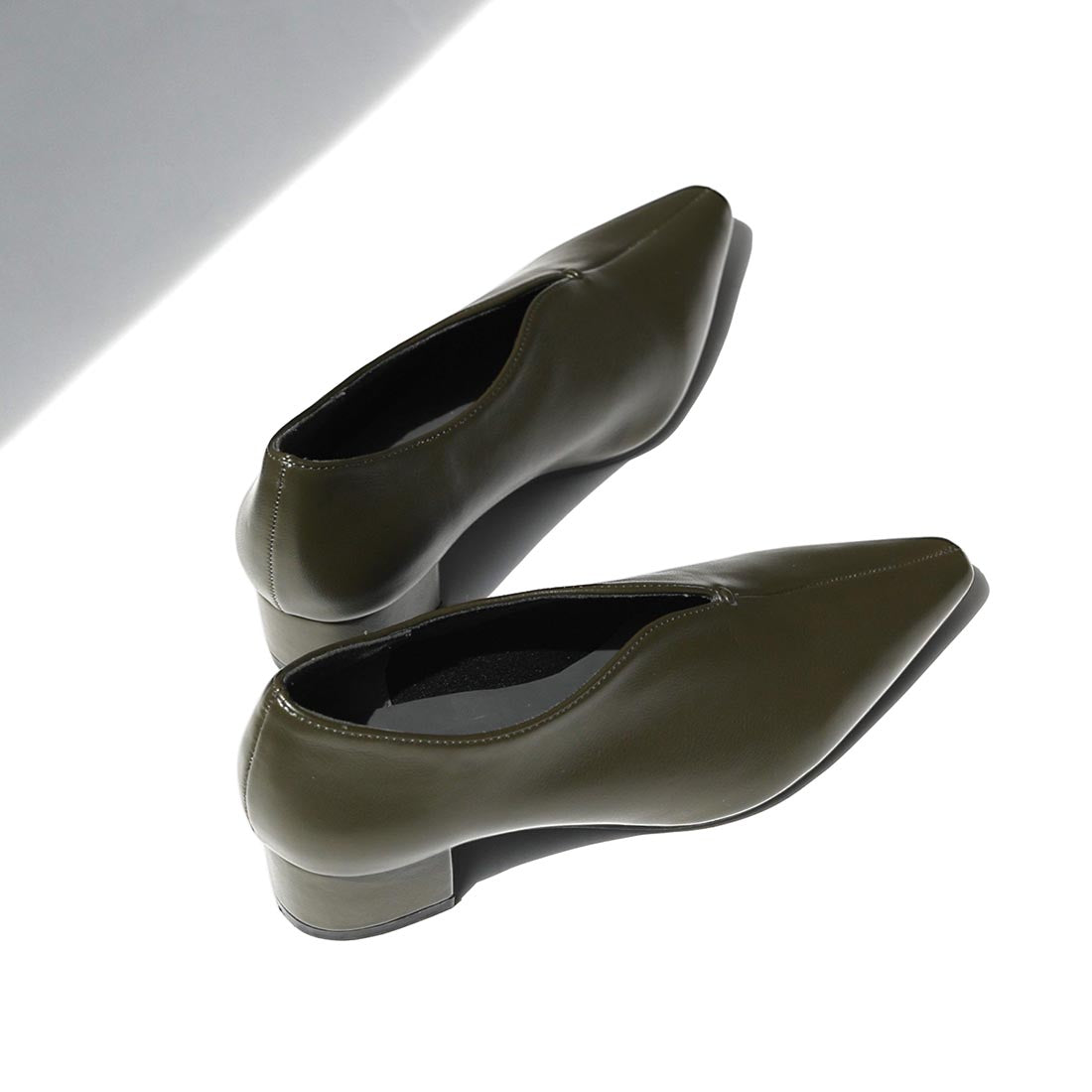 リーカ RiiiKa Vカットスクエアトゥパンプス （khaki） khaki