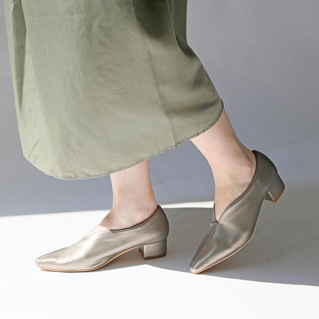 リーカ RiiiKa Vカットスクエアトゥパンプス （gunmetallic） gunmetallic