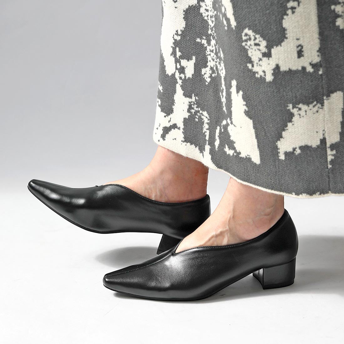 リーカ RiiiKa Vカットスクエアトゥパンプス （black） black