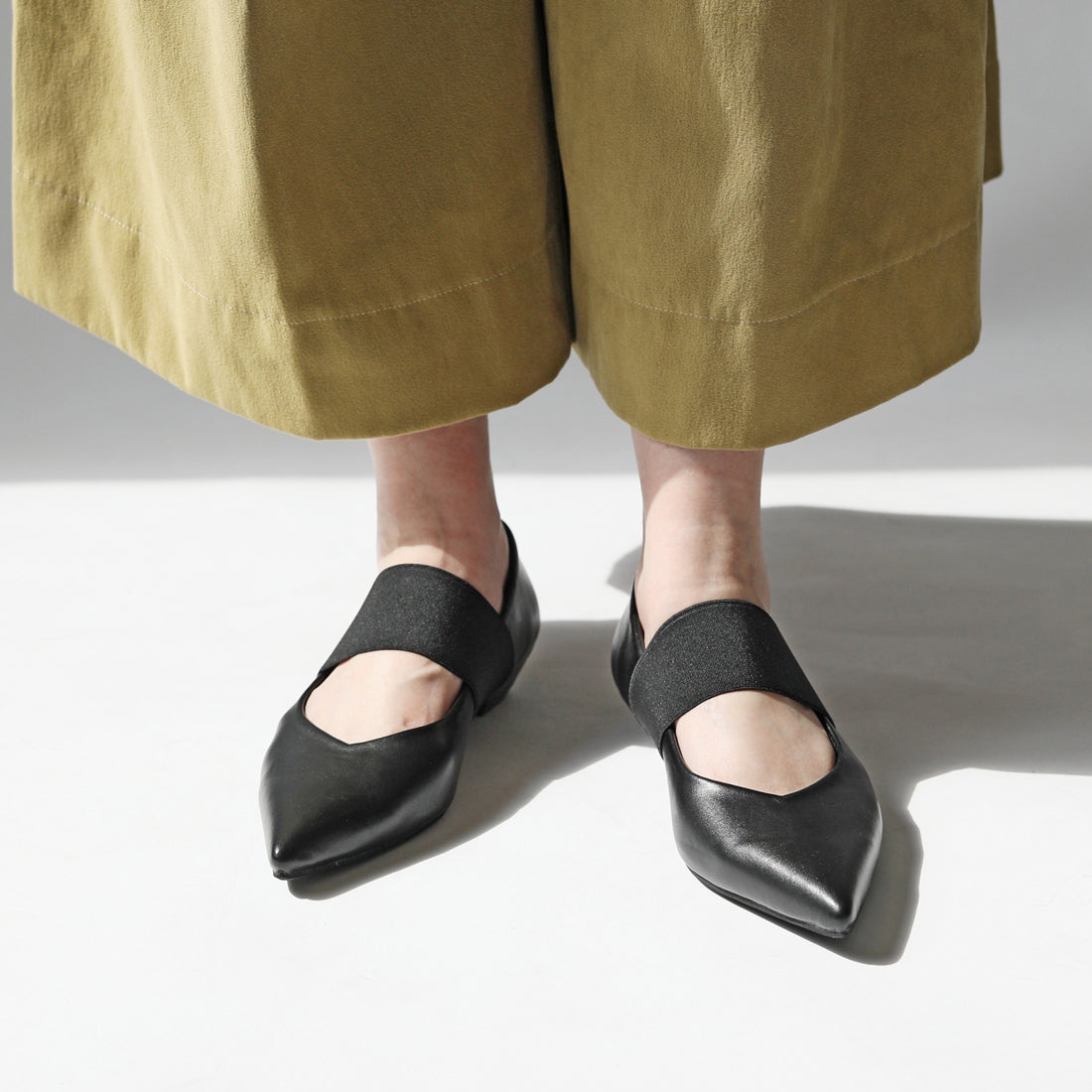 リーカ RiiiKa ゴムストラップポインテッドトゥパンプス （black） black
