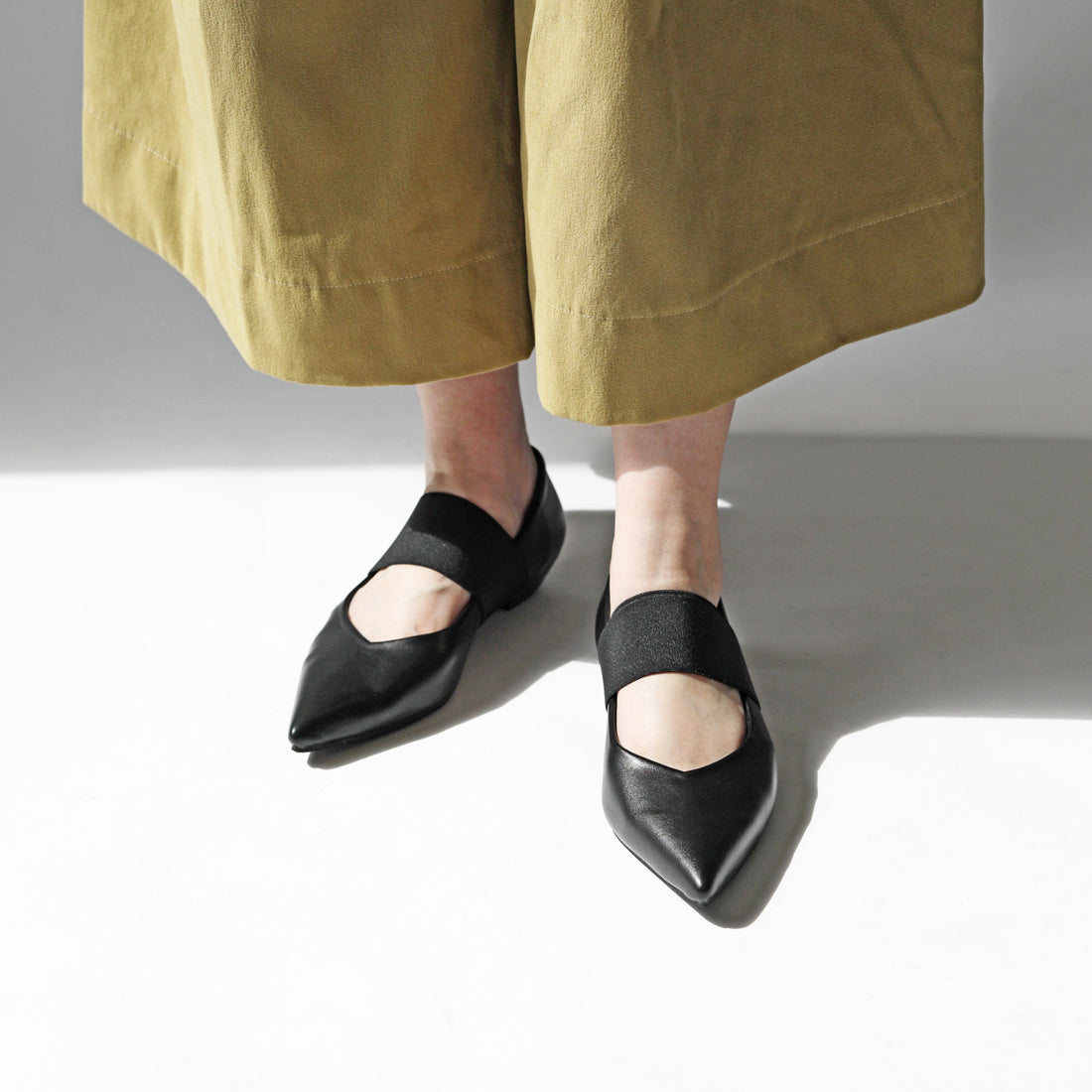 リーカ RiiiKa ゴムストラップポインテッドトゥパンプス （black） black