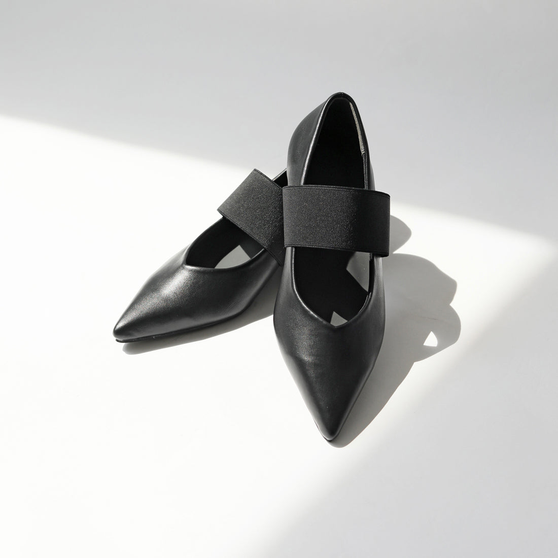 リーカ RiiiKa ゴムストラップポインテッドトゥパンプス （black） black