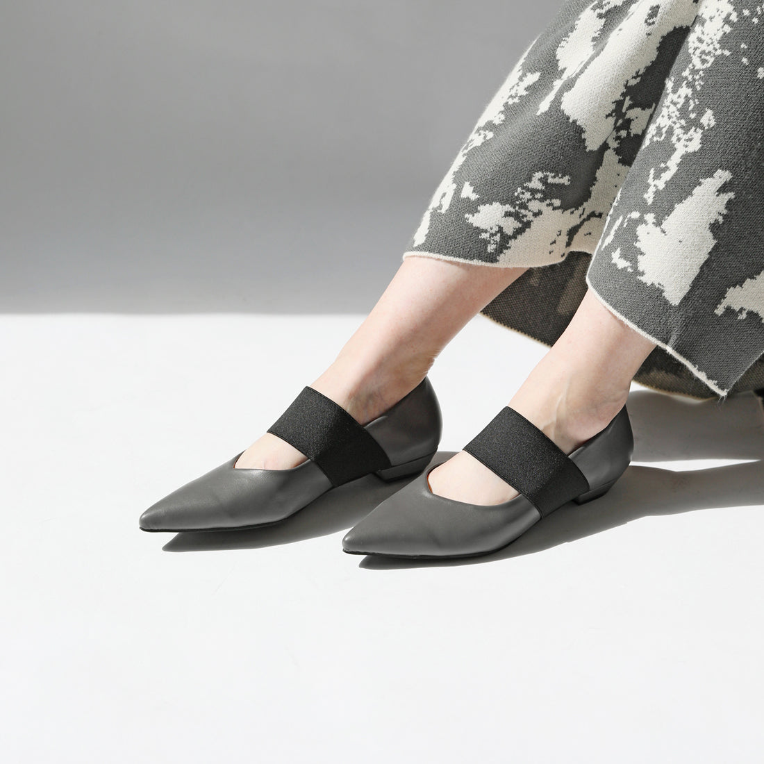 リーカ RiiiKa ゴムストラップポインテッドトゥパンプス （gray） gray