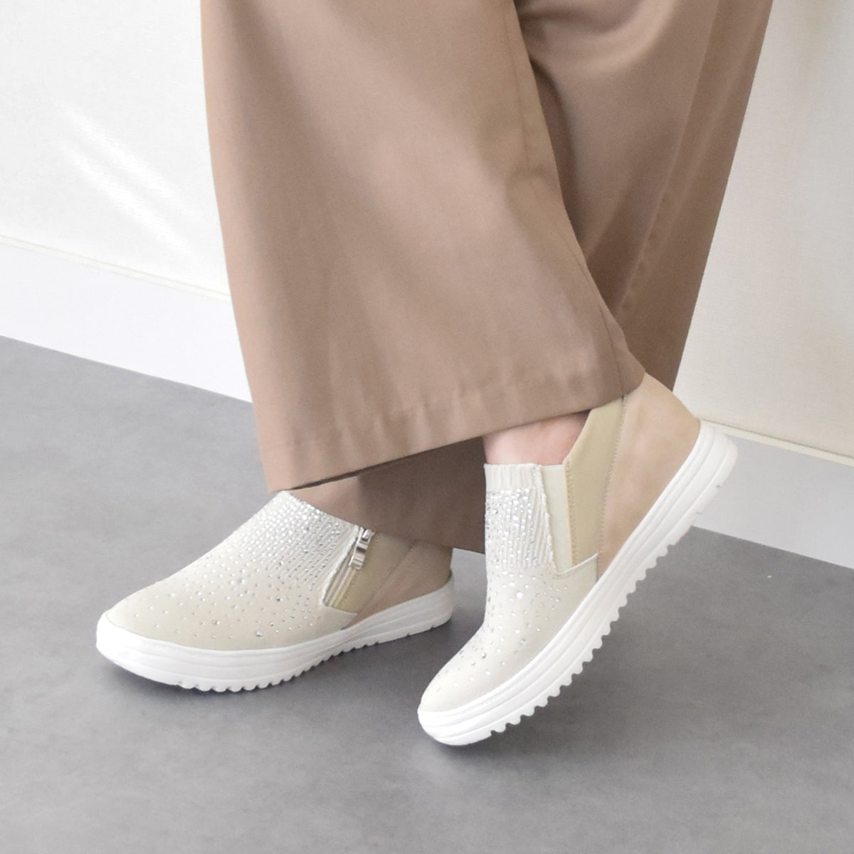 ラウンドアバウト Round About ラインストーンインヒールスニーカー （ホワイトコンビ） ホワイトコンビ