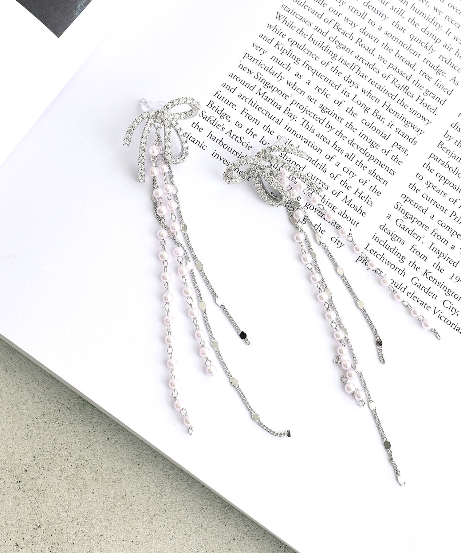 レティカ Retica アクセサリー 垂れリボンモチーフビジューロングピアス （シルバー） シルバー