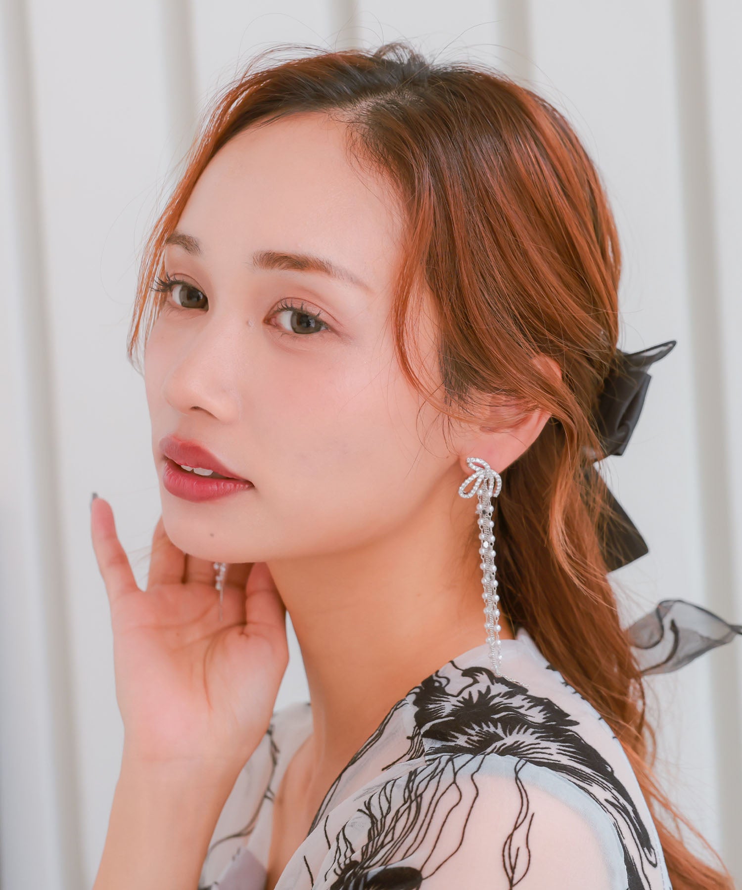 レティカ Retica アクセサリー 垂れリボンモチーフビジューロングピアス （シルバー） シルバー