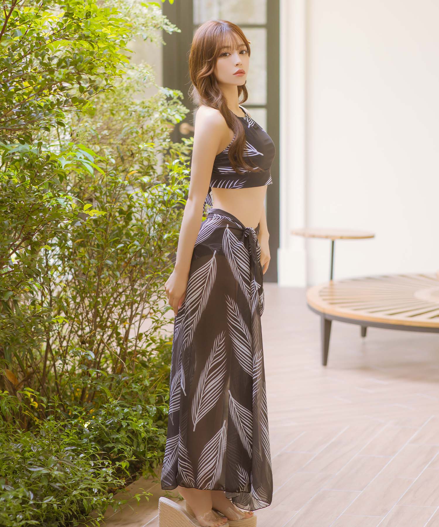 Retica swimsuit with 2-way large pareo, high-neck American sleeve bustier, body-covering monochrome leaf gal bikini