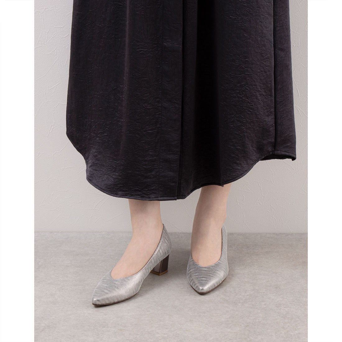 リズ ラフィーネ Riz raffinee 【訳あり新品】Vカットポインテッドトゥパンプス （ライトグレー） ライトグレー