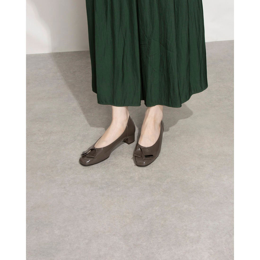リズ ラフィーネ Riz raffinee 【訳あり新品】リズ ラフィーネ Riz raffinee 【3E】【レイン対応】モチーフリボンパンプス （ベージュエナメル） ベージュエナメル